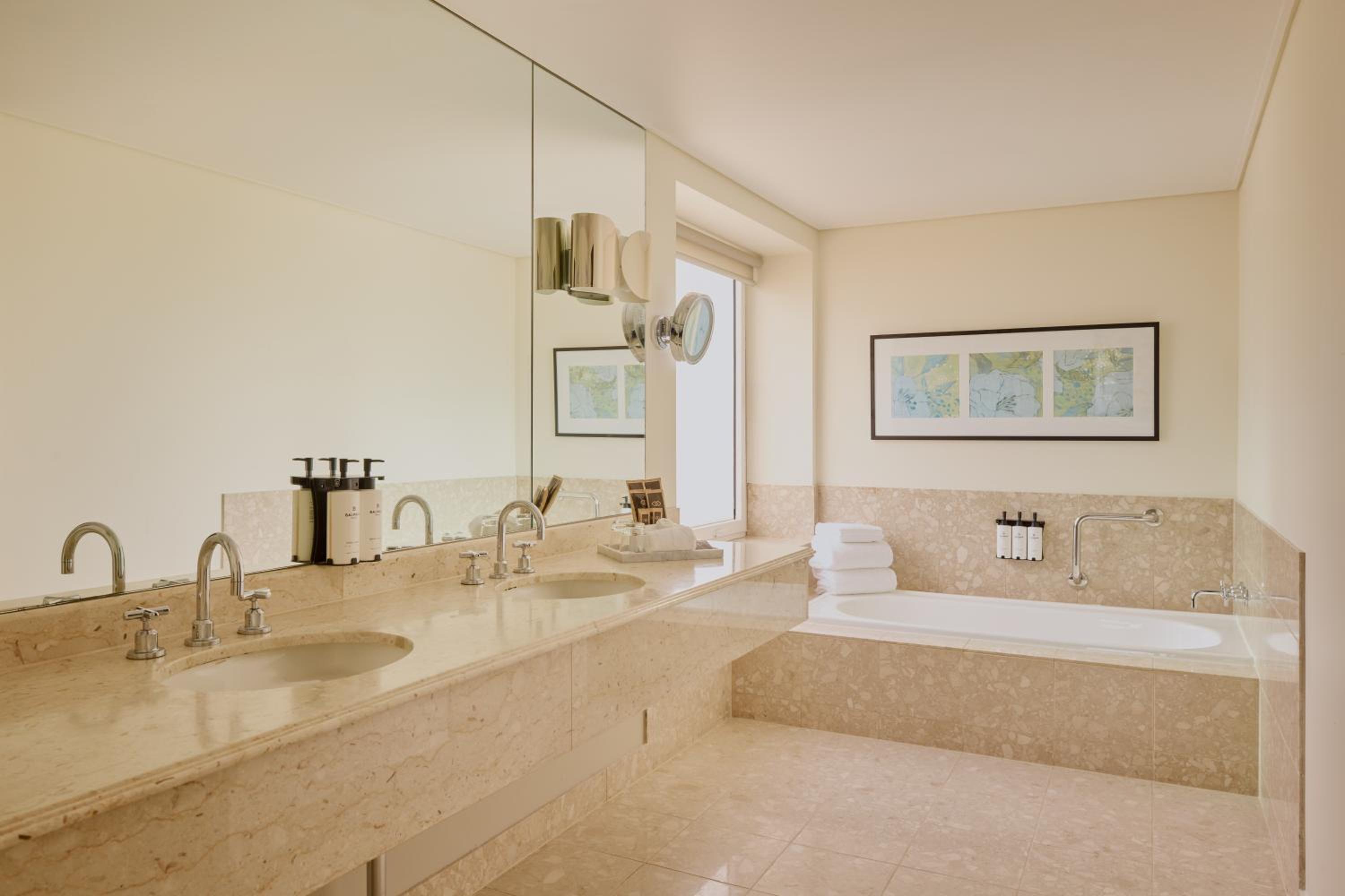 PREMIER SUITE King Bed, Separate Lounge, City View, Premium Bath thumbnail 5