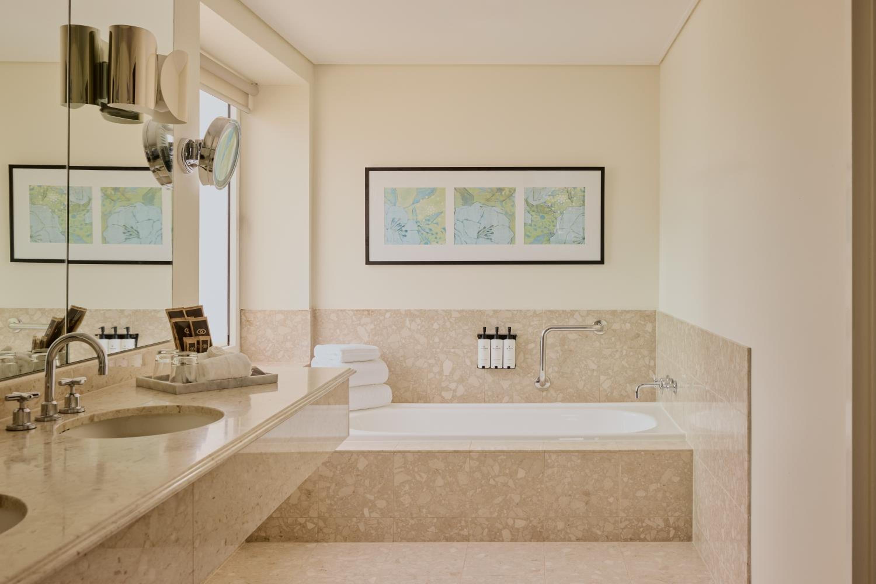 PREMIER SUITE King Bed, Separate Lounge, City View, Premium Bath