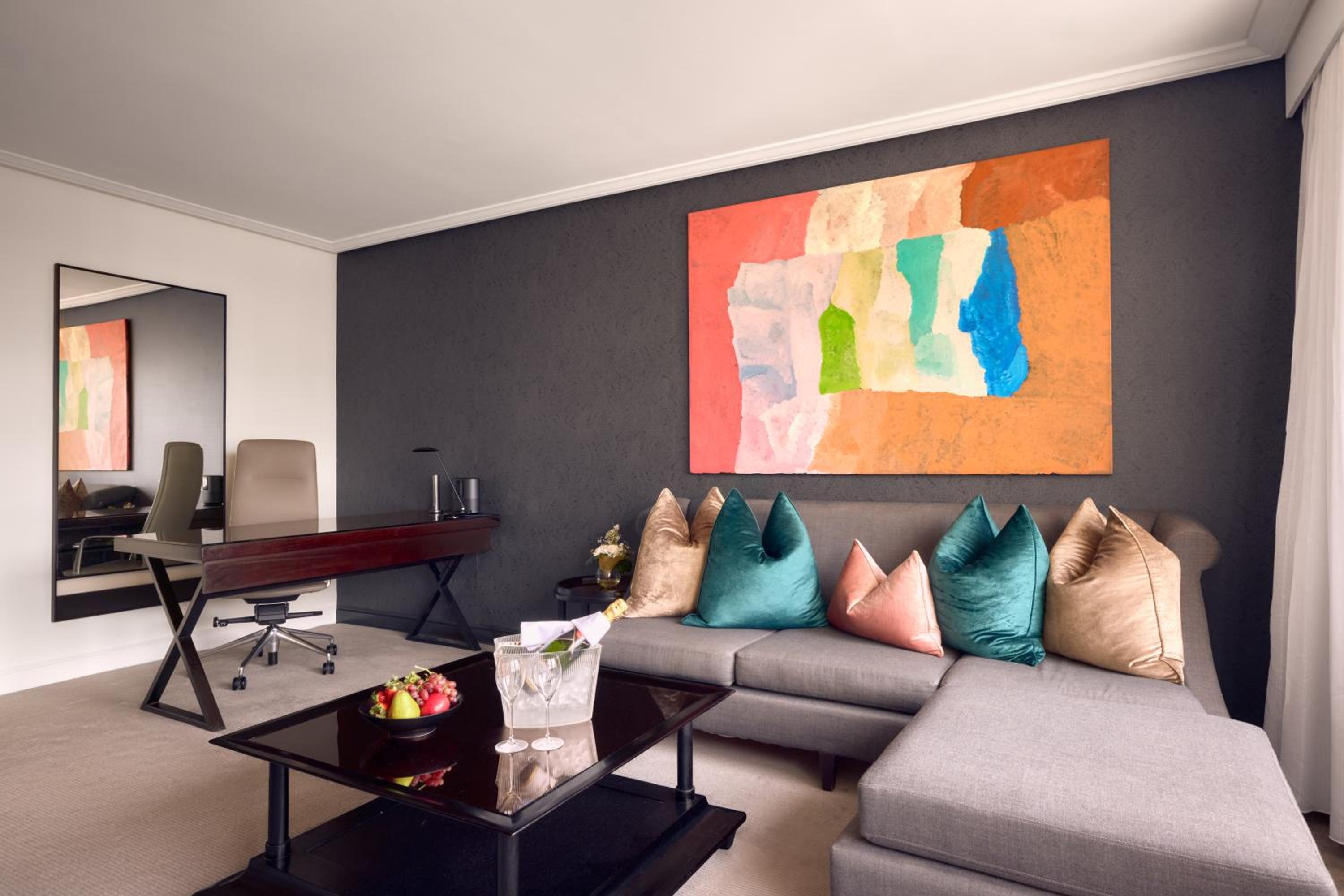 Signature King suite with City View and Club Access - High Floor thumbnail 6