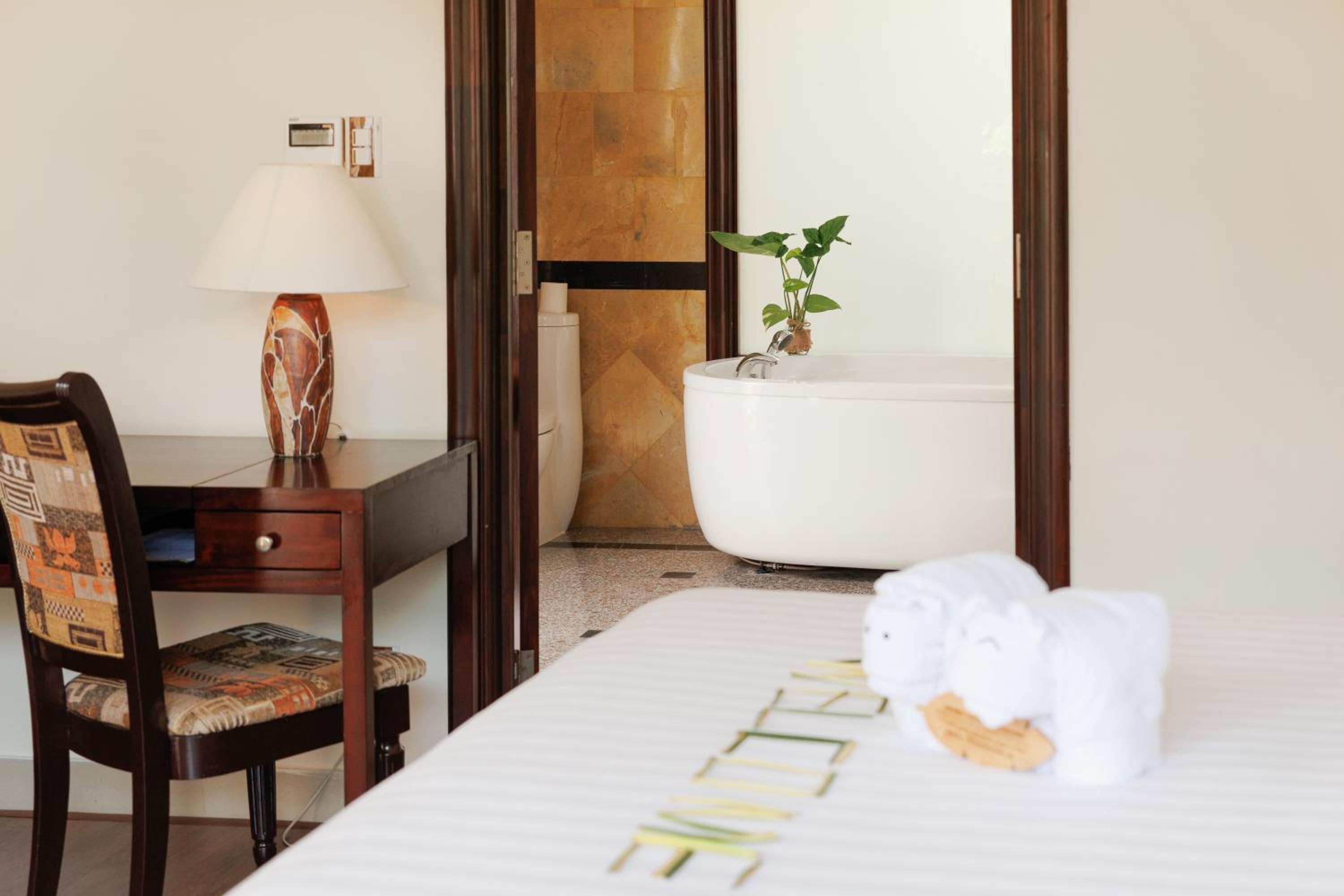 Executive Suite - Photo 3