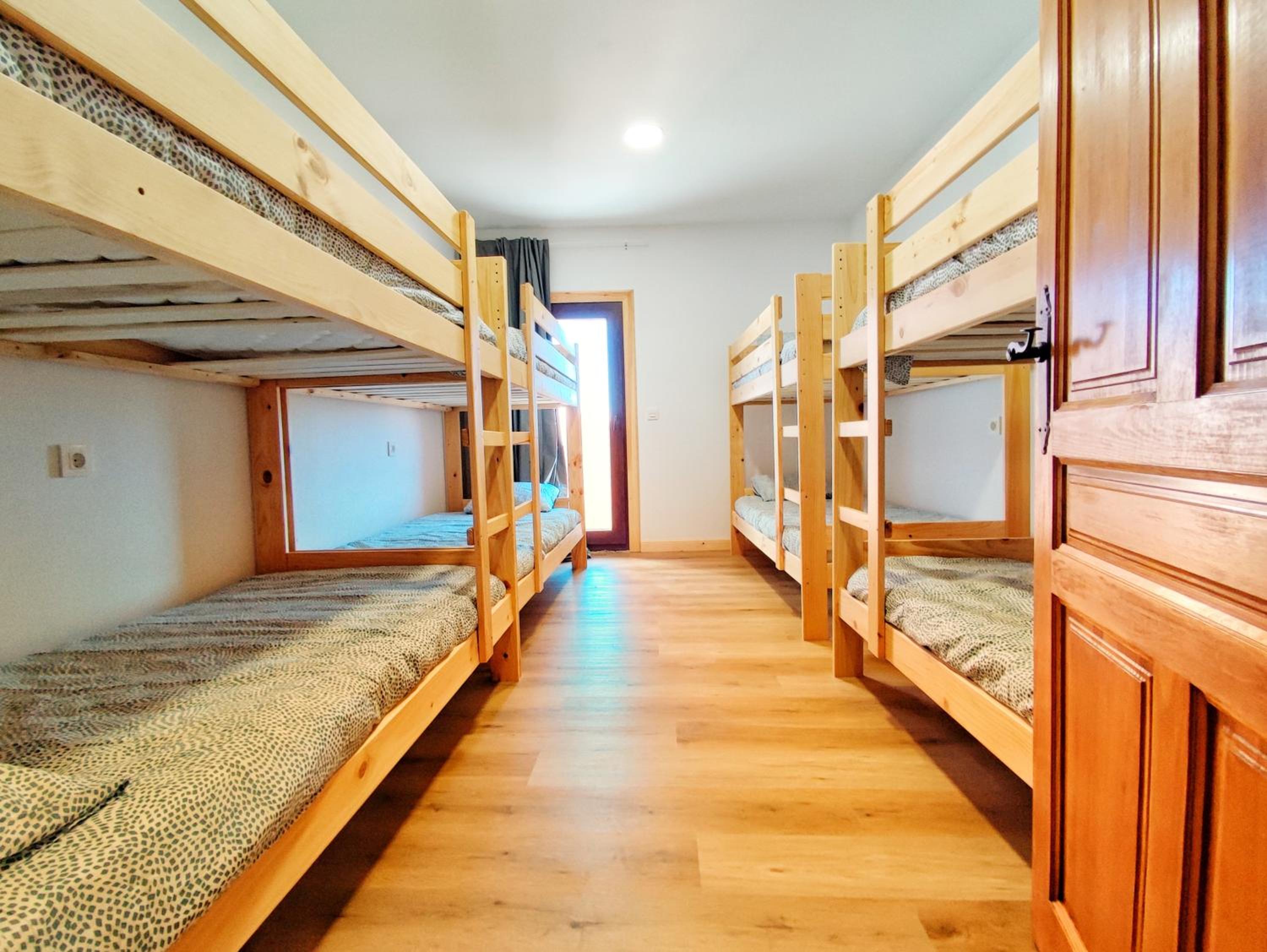 Habitación compartida mixta de 8 camas