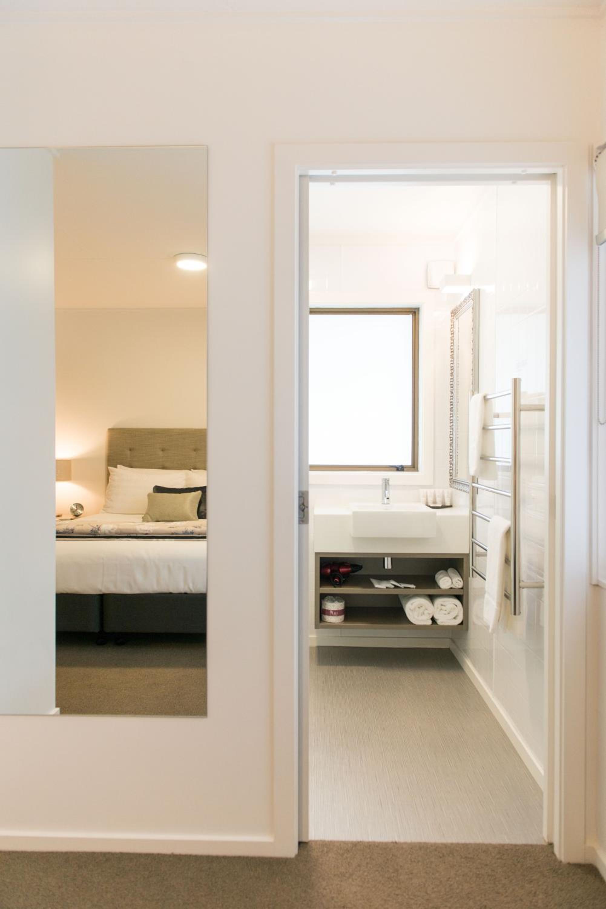 Available room thumbnail 5