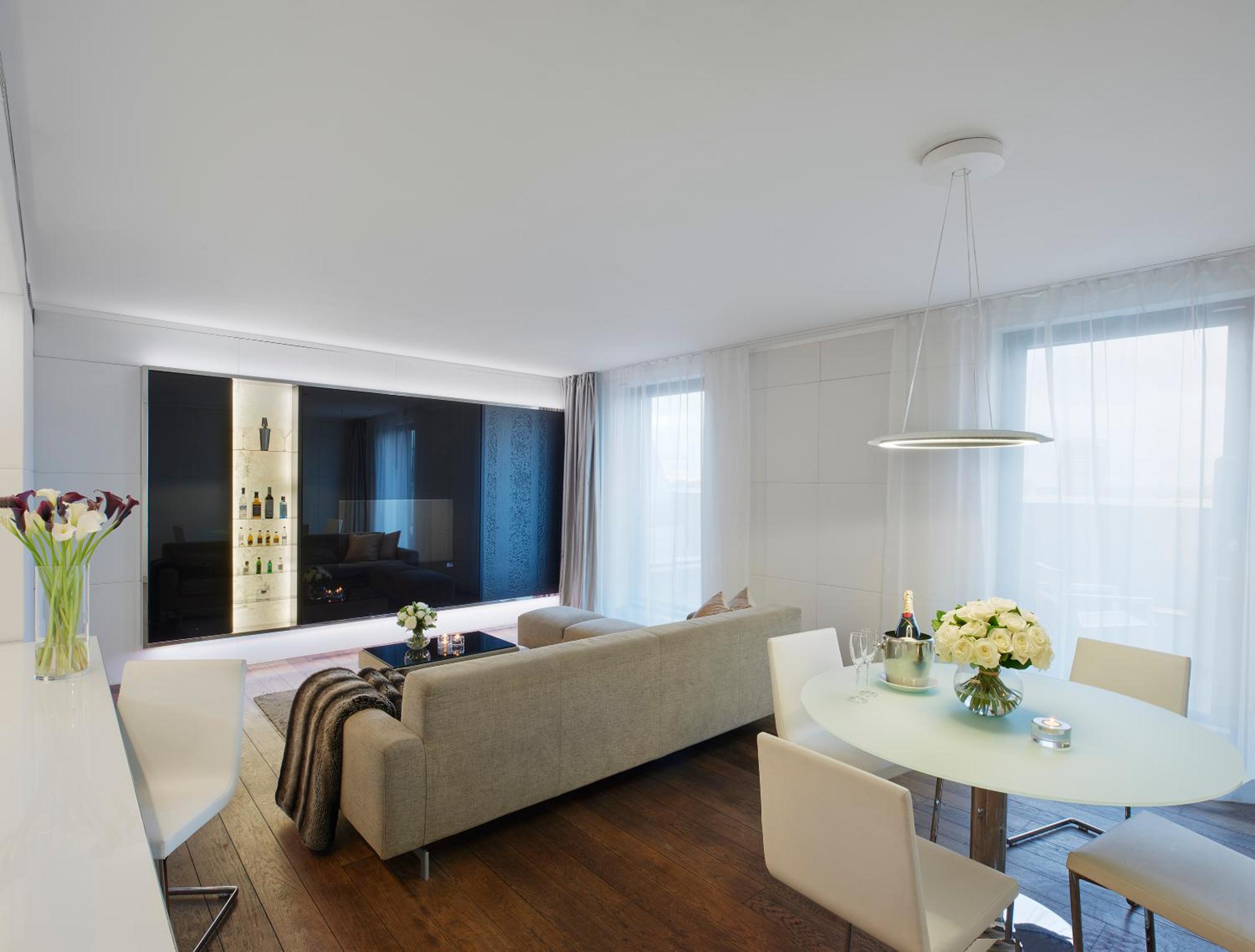 Beyond ME + Suite Terrace View Over London thumbnail 5