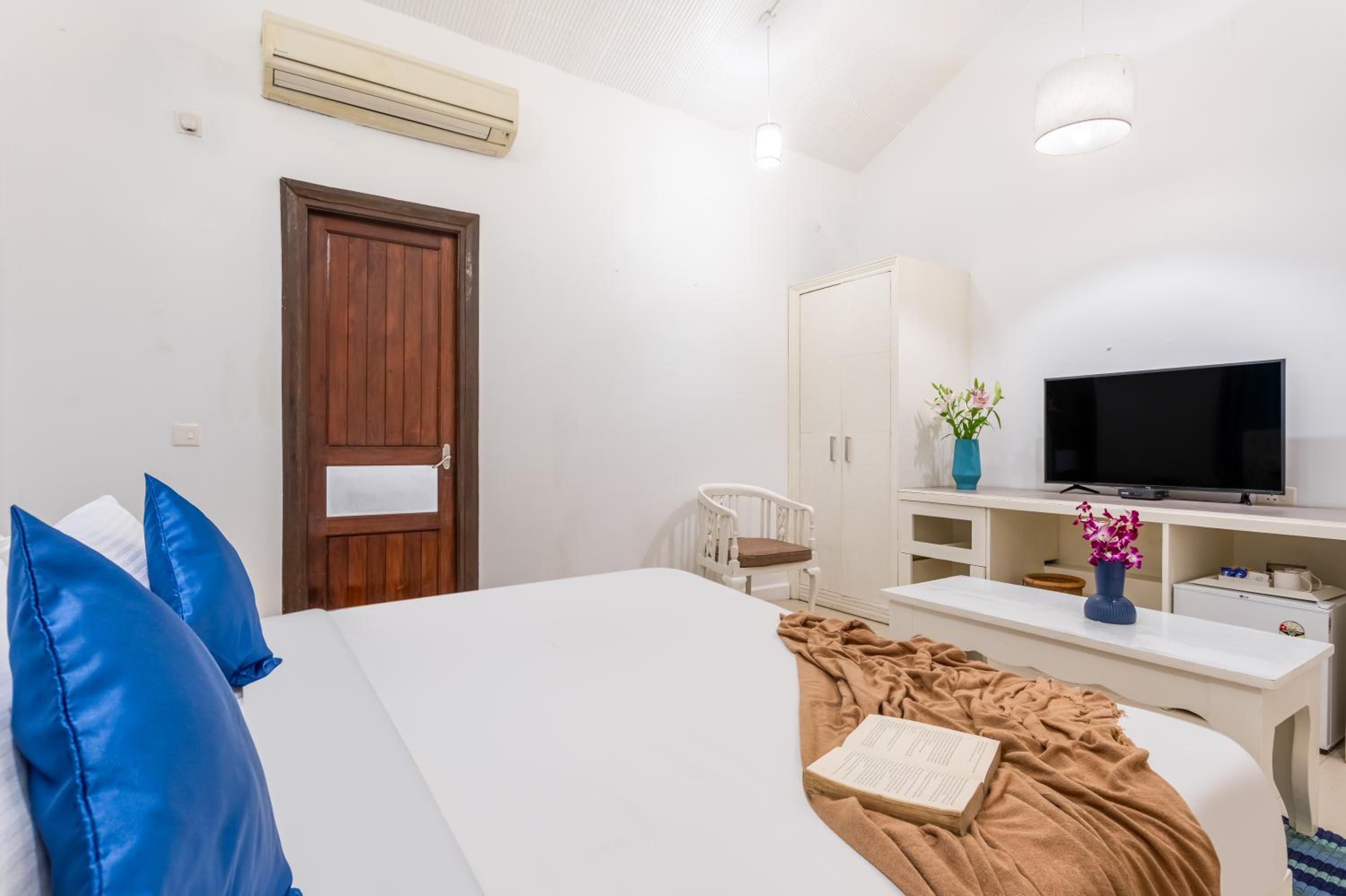 Deluxe Room with Pool View - Photo 16
