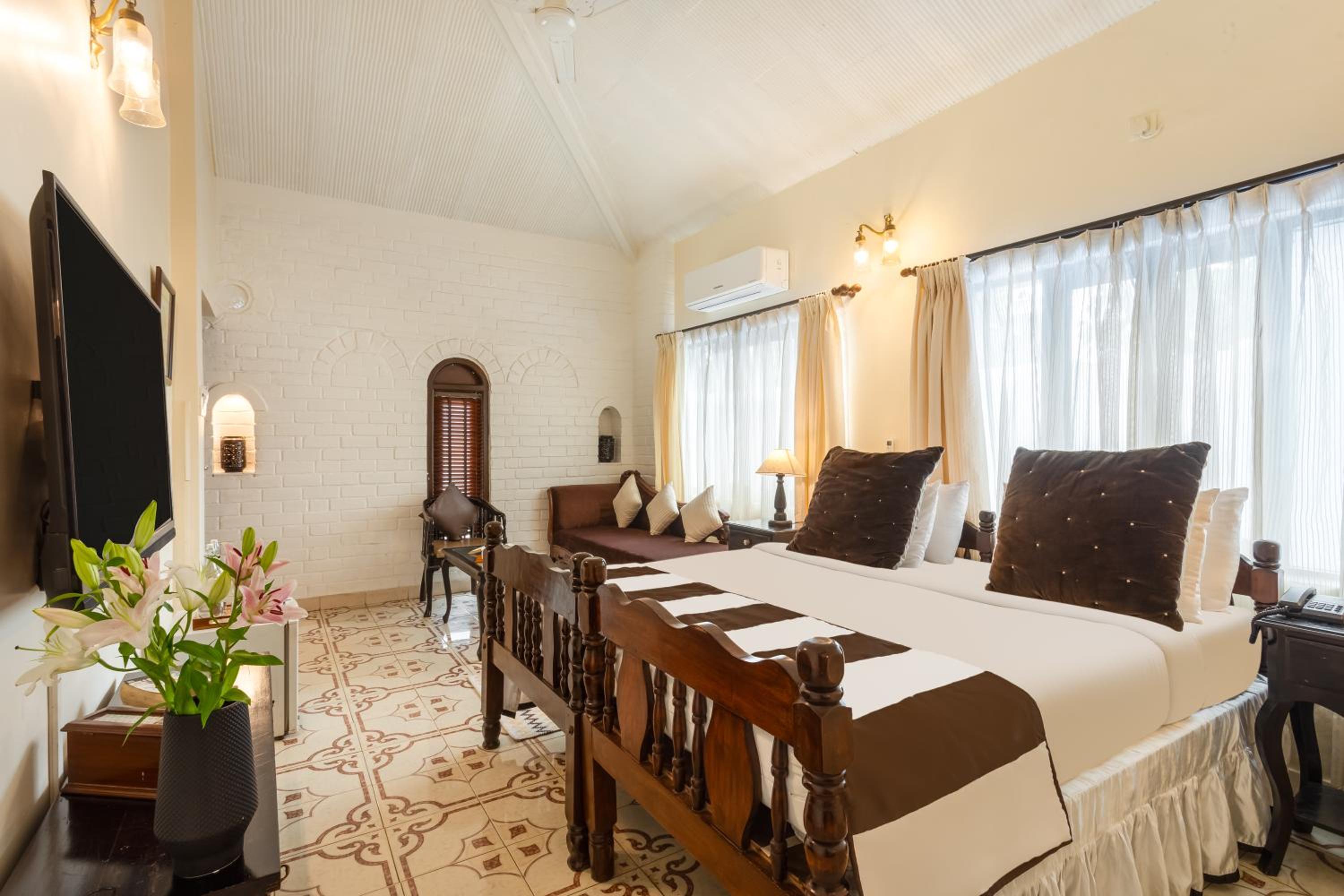 Luxury Suite - Photo 14