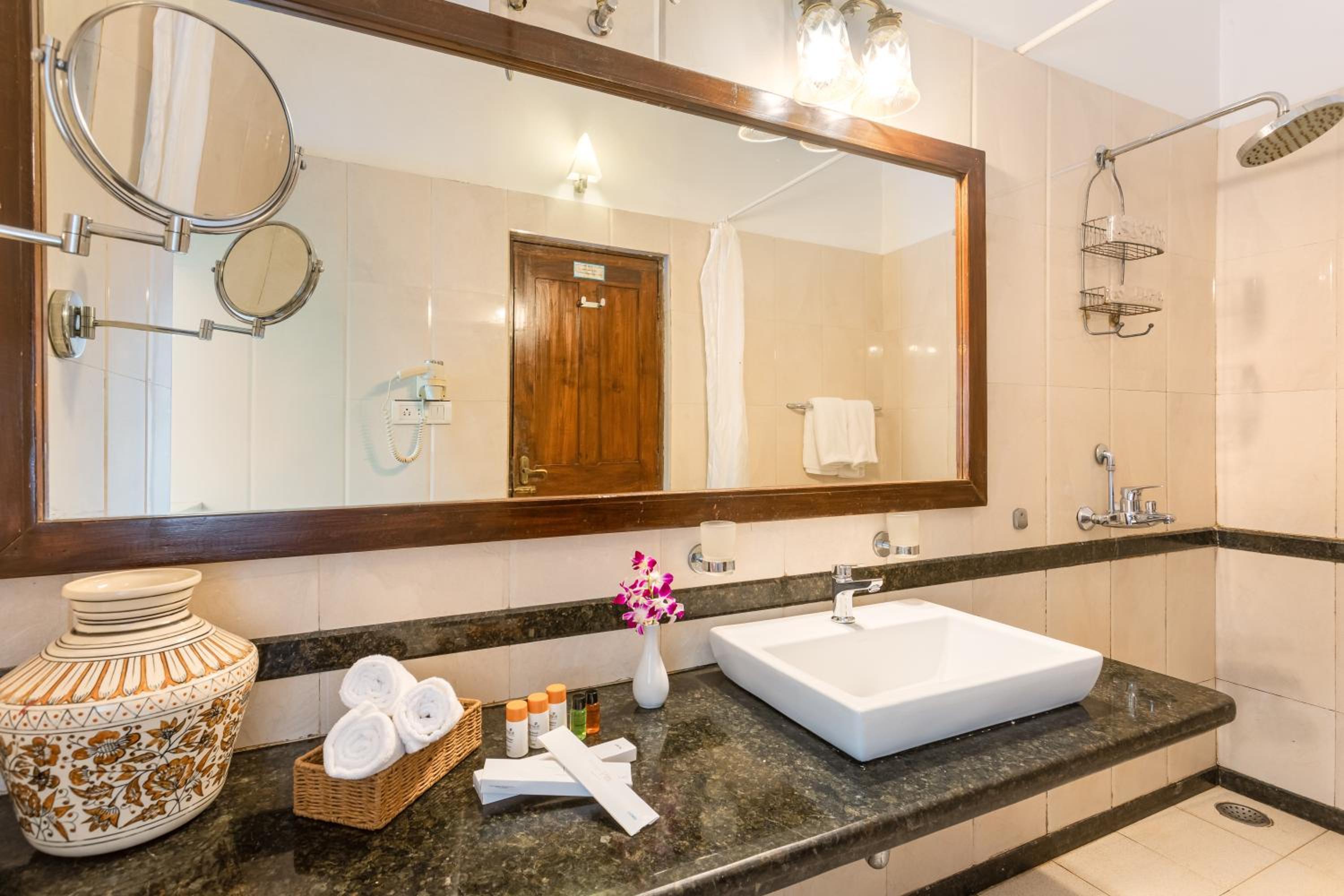 Luxury Suite - Photo 11