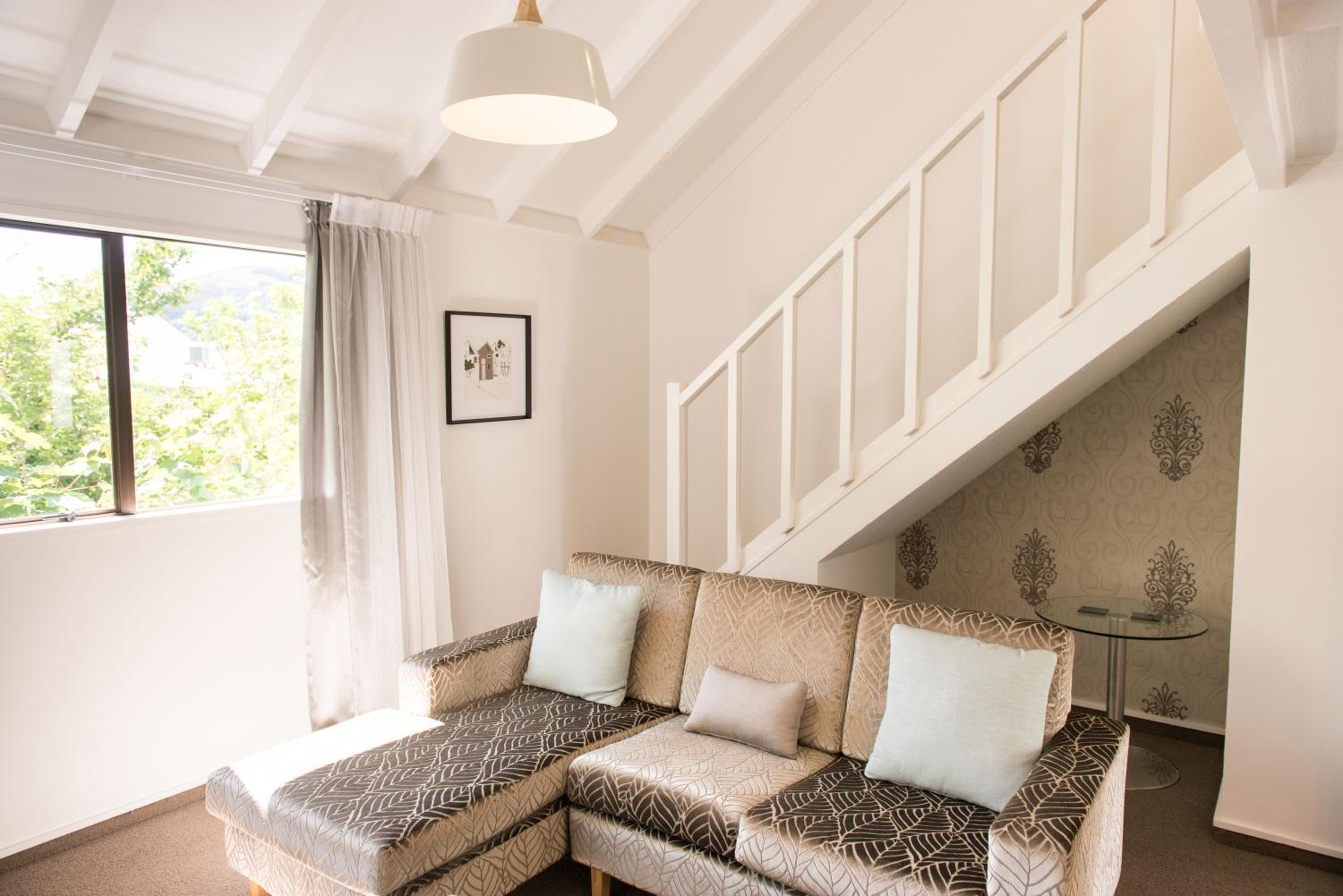 Two-Bedroom Apartment with King Bed and Twin Beds