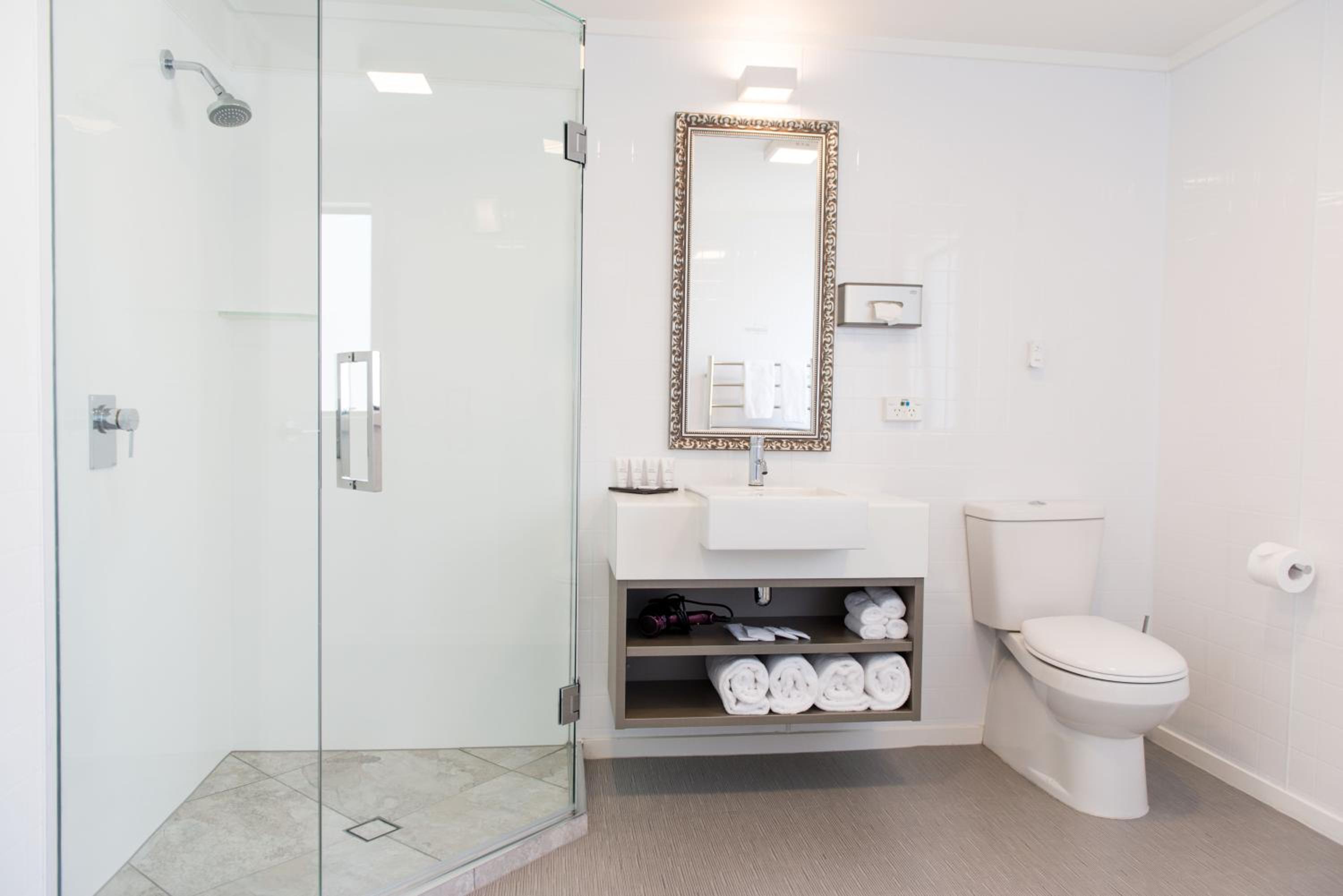 Two-Bedroom Apartment with King Bed and Twin Beds