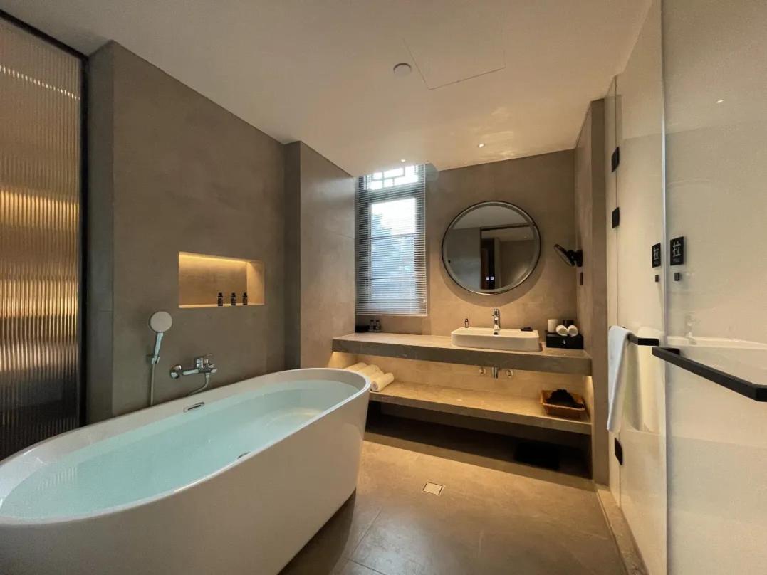 Leisurely Court Four Seasons Privilege King Room photo 2