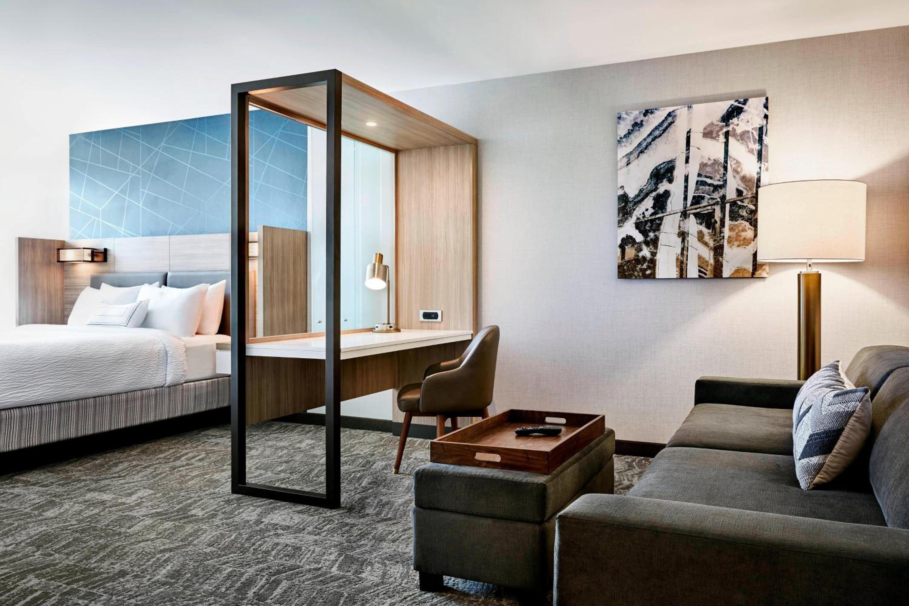King Suite with City View - Photo 1