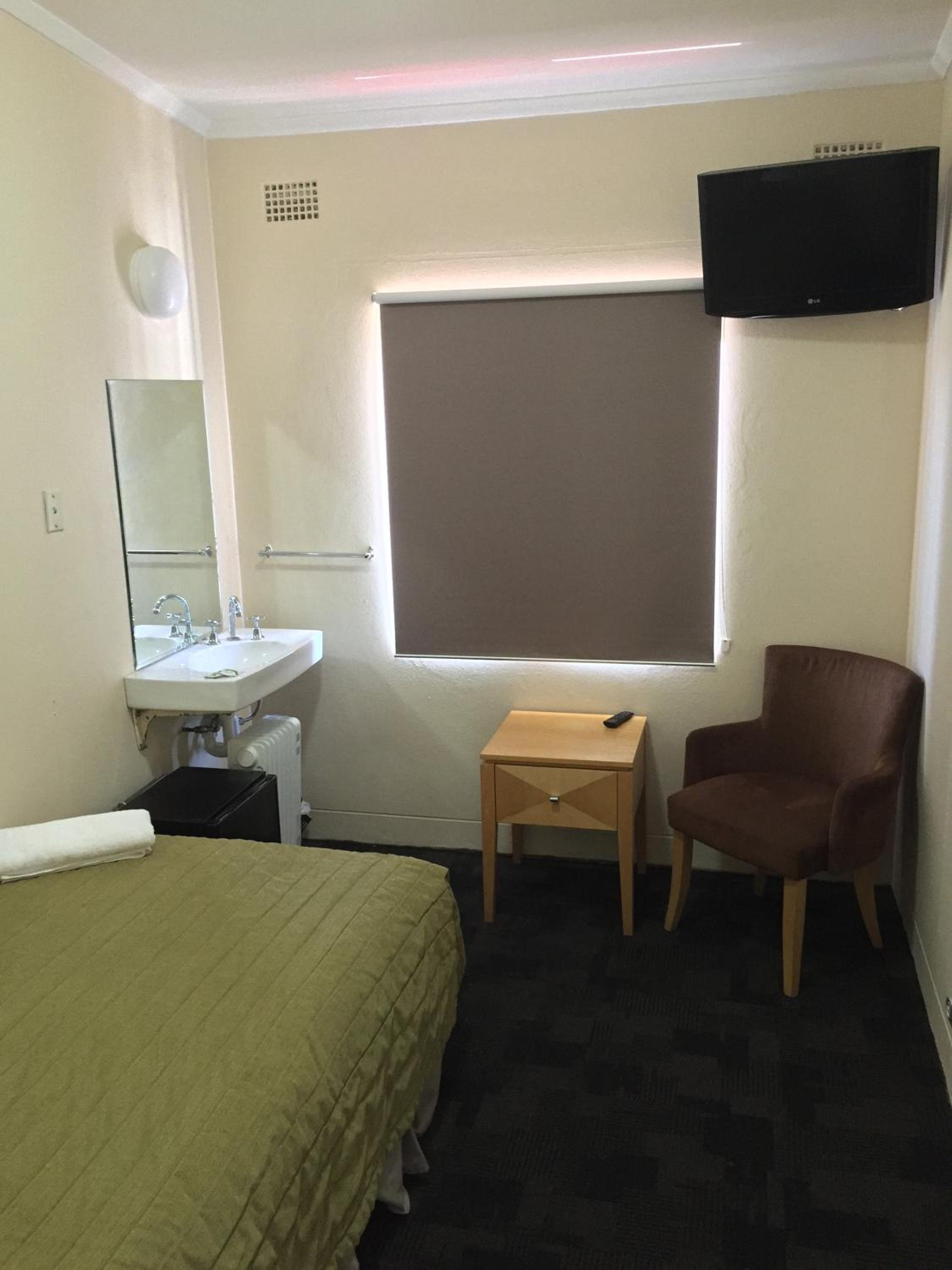 Budget Single Room with Shared Bathroom photo 2