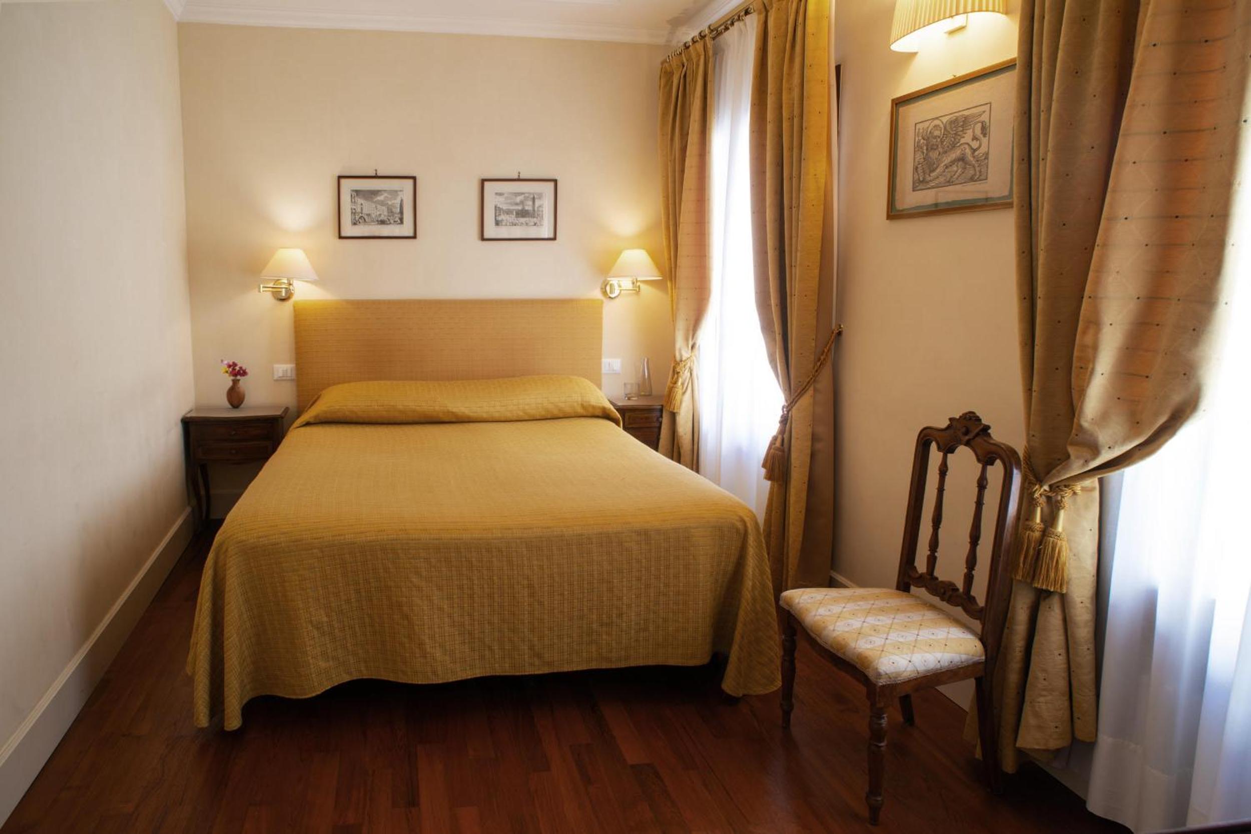 Superior Double or Twin Room thumbnail 5