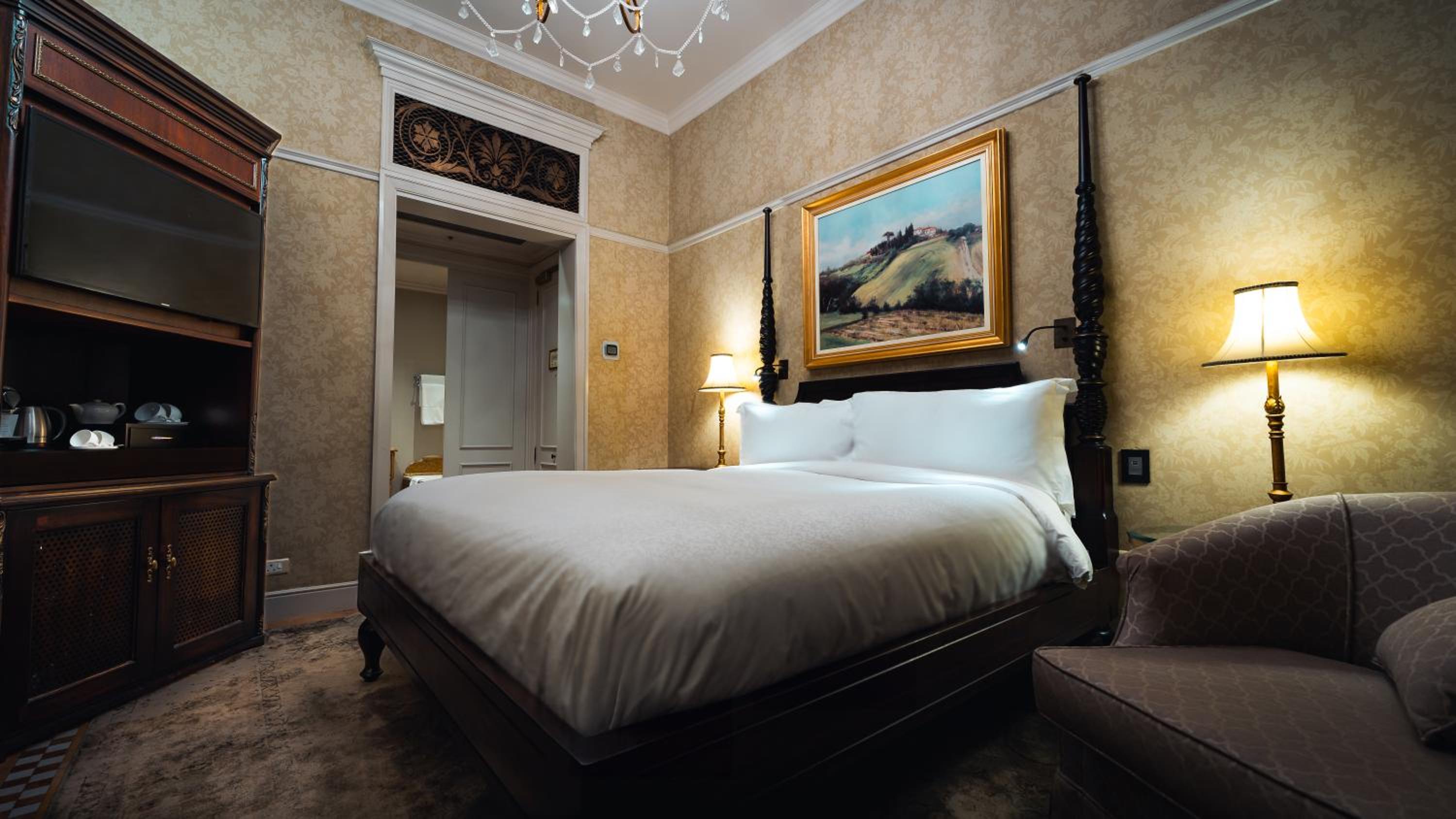 Superior Room 1 King Bed Smoking