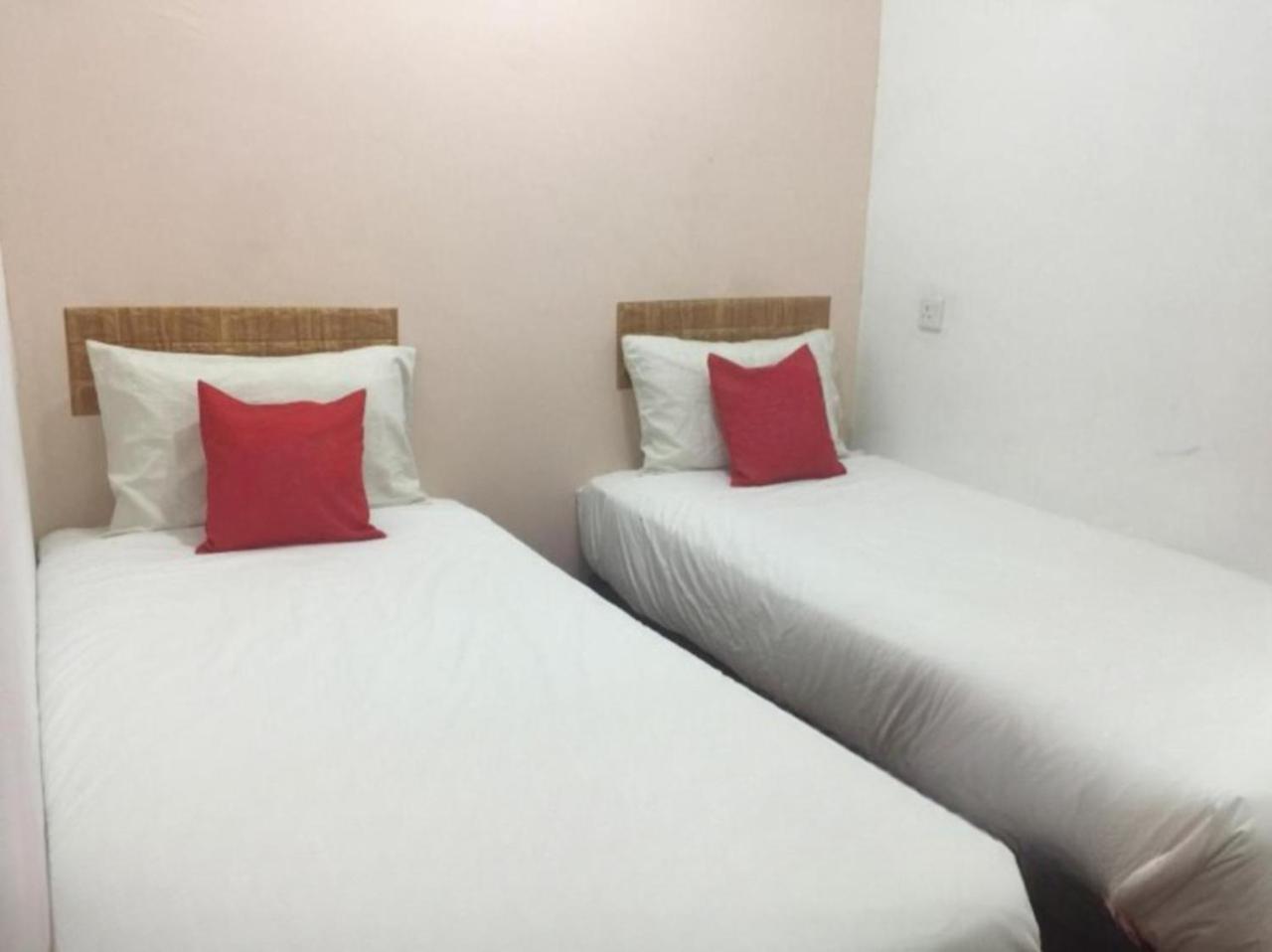 Standard Twin Room - Photo 2