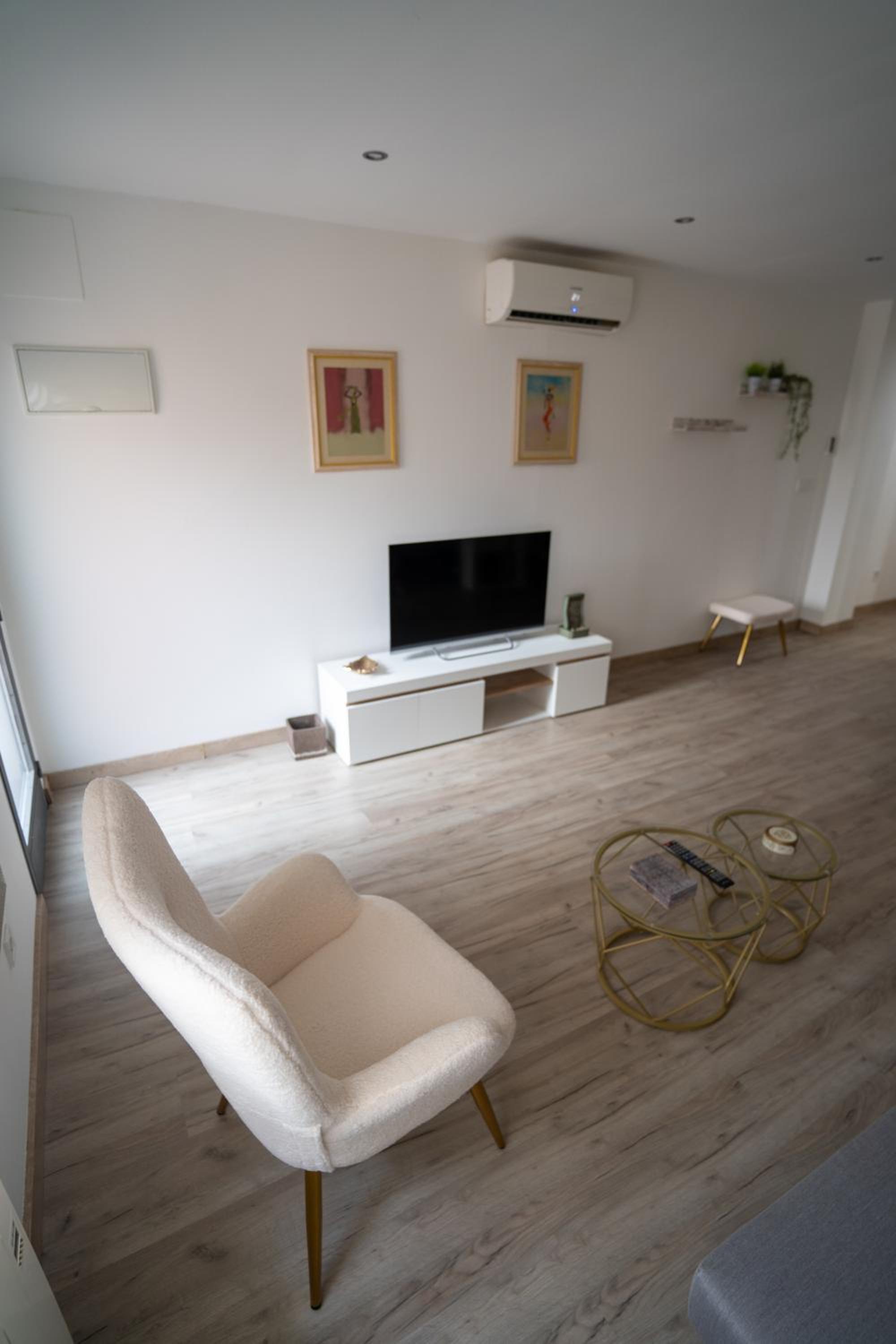 One-Bedroom Apartment photo 3