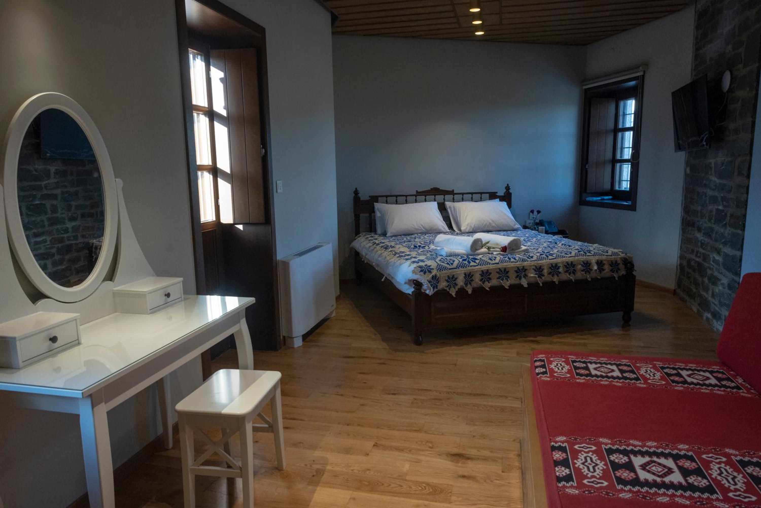 One-Bedroom Apartment with Balcony and Mountain View   photo 1