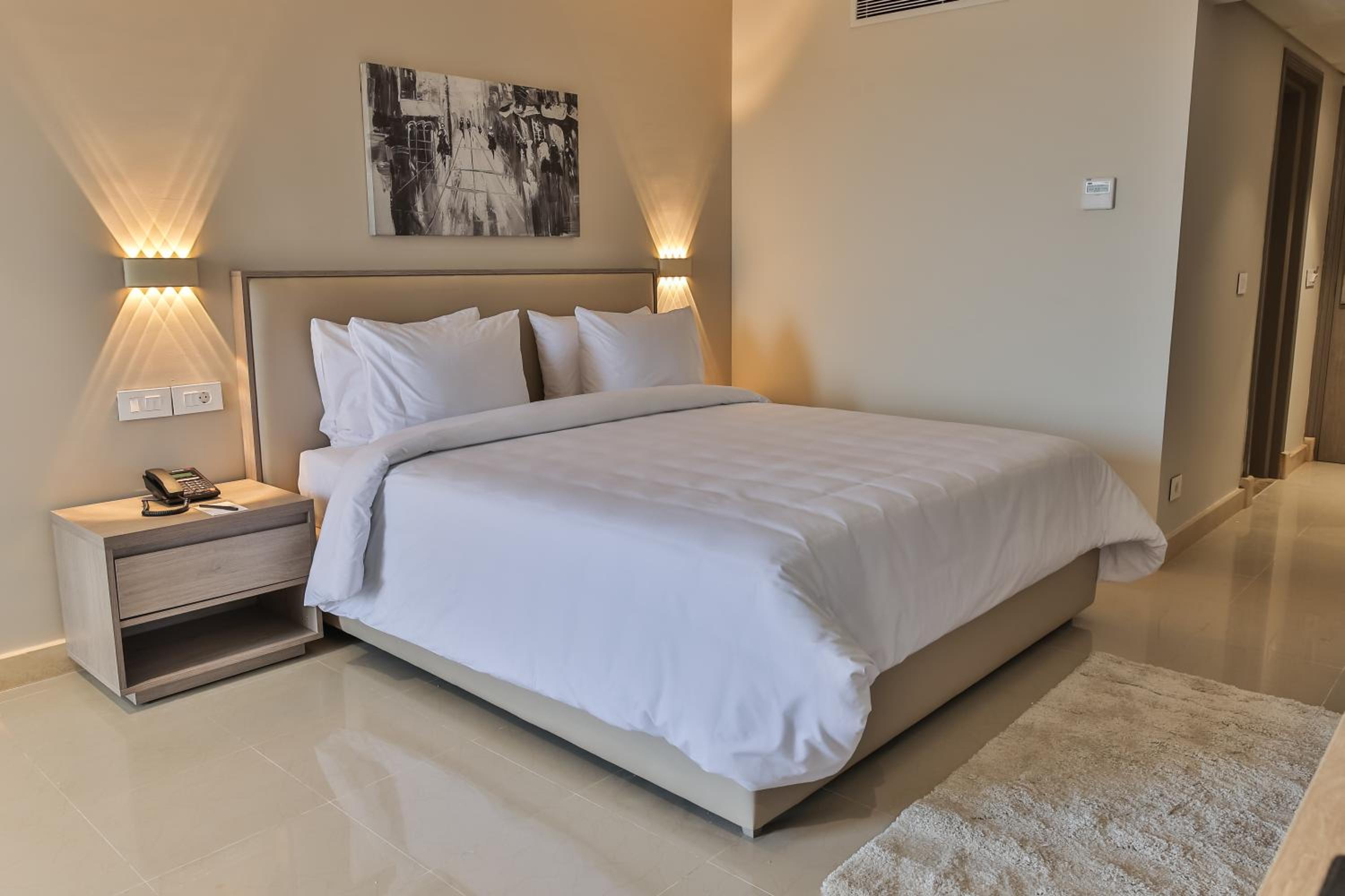 Deluxe Room - King bed - City View