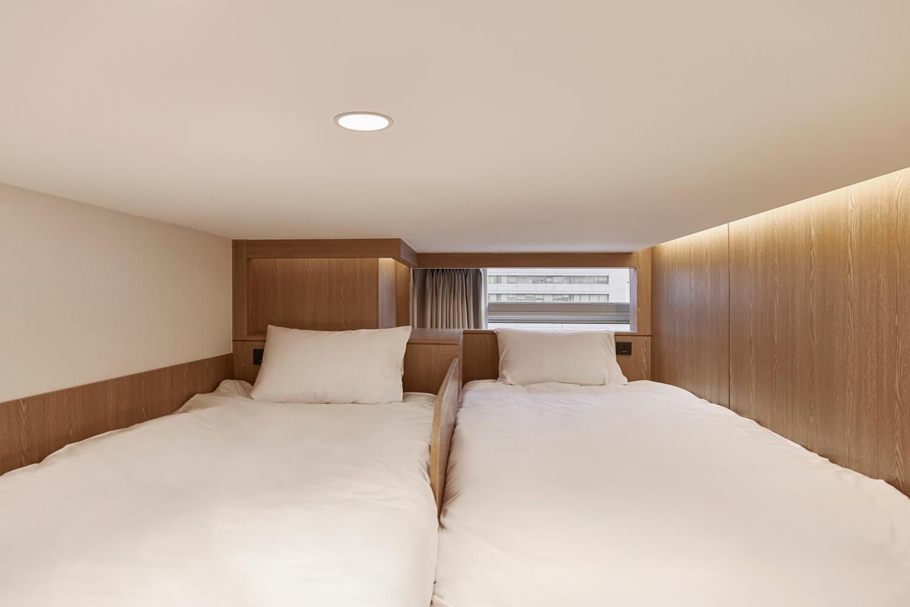 B (4 Single Beds) - Photo 2