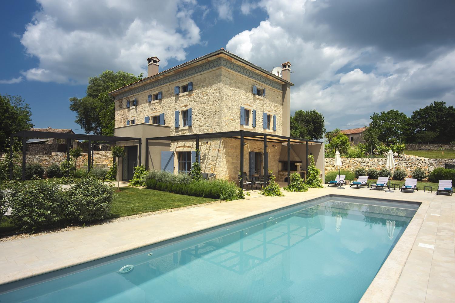 Villa photo 2