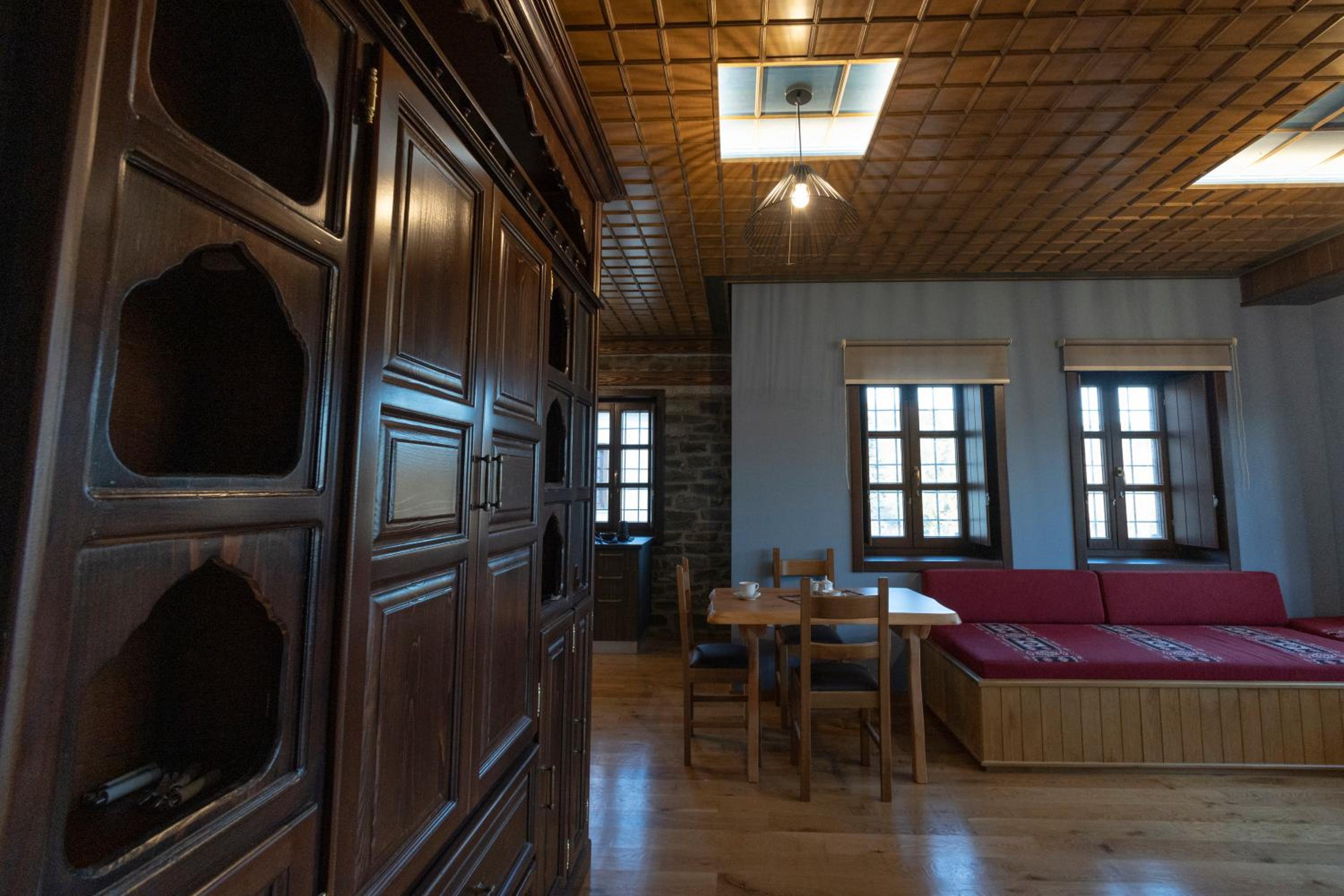 One-Bedroom Apartment with Balcony and Mountain View   photo 2