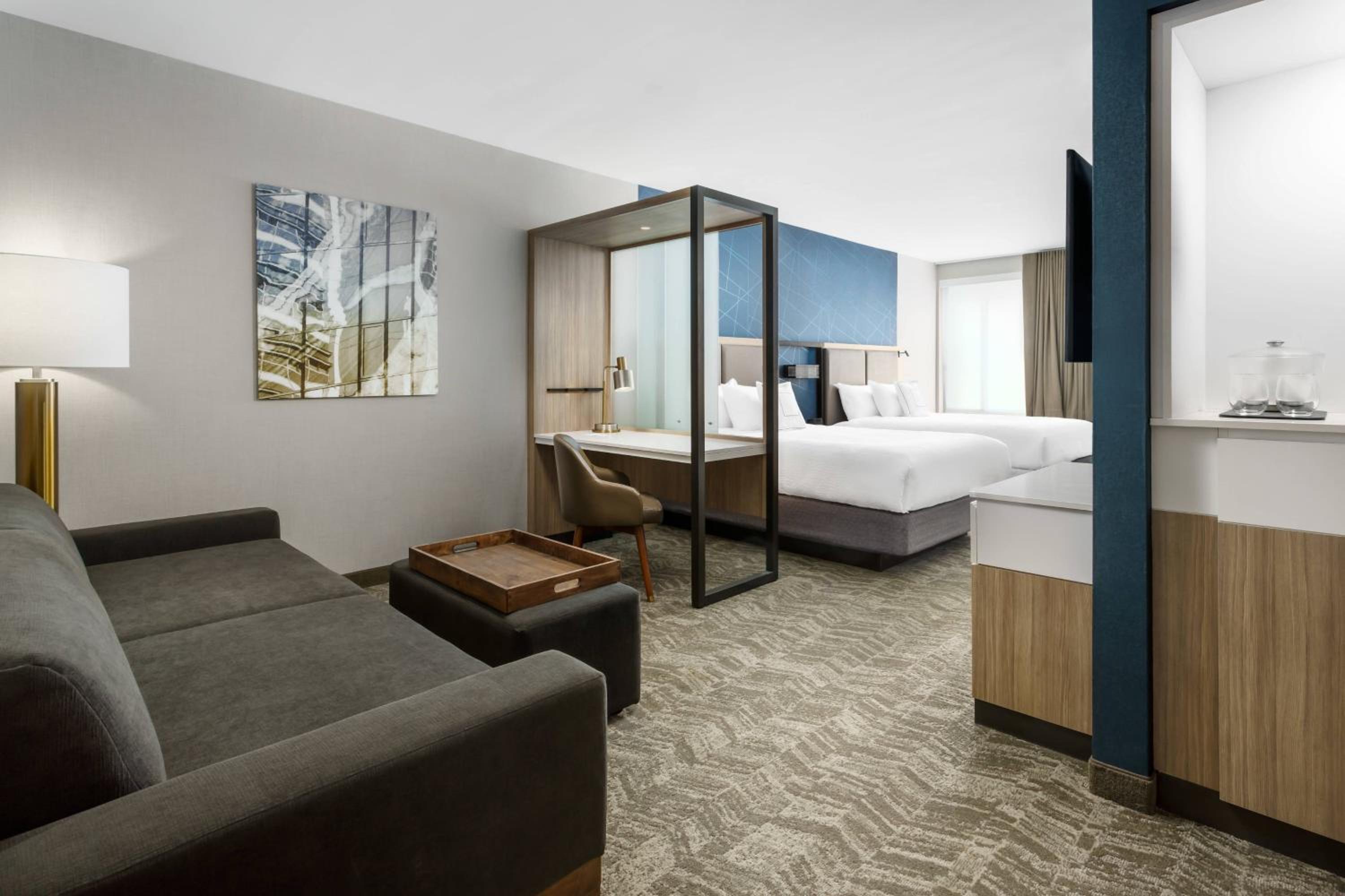 Queen Suite with Two Queen Beds photo 1