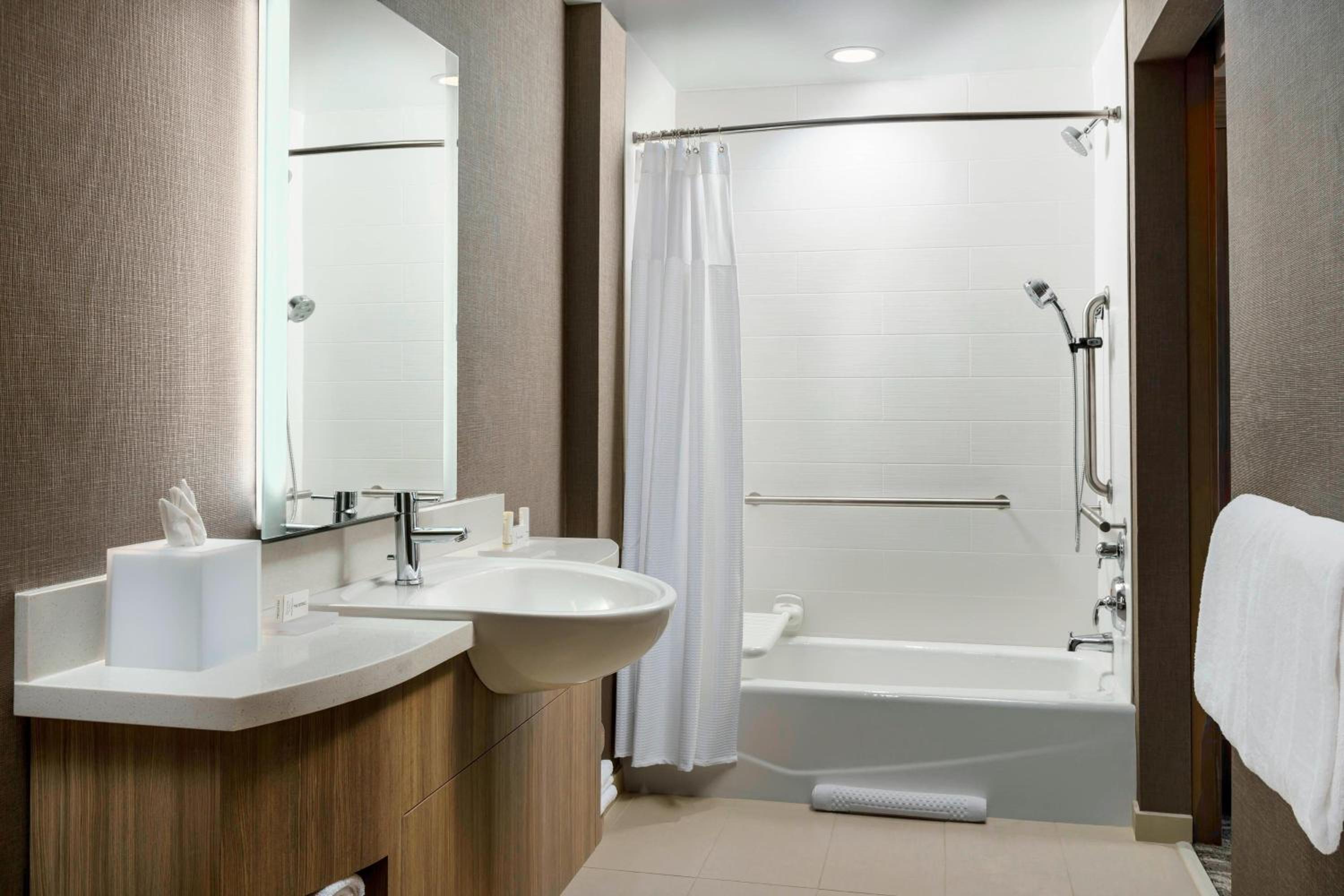 Queen Suite with Two Queen Beds photo 3
