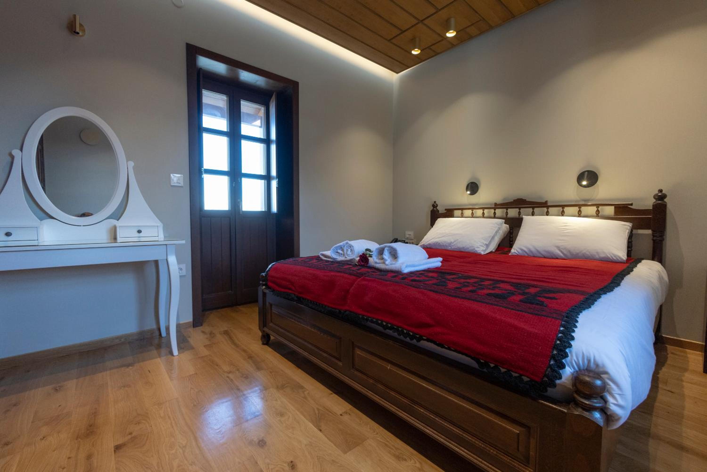 One-Bedroom Apartment with Balcony and Mountain View   photo 1