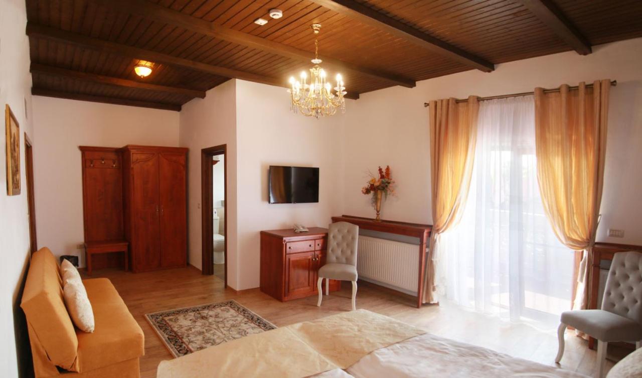 Deluxe Room (2 Adults + 1 Child) photo 3