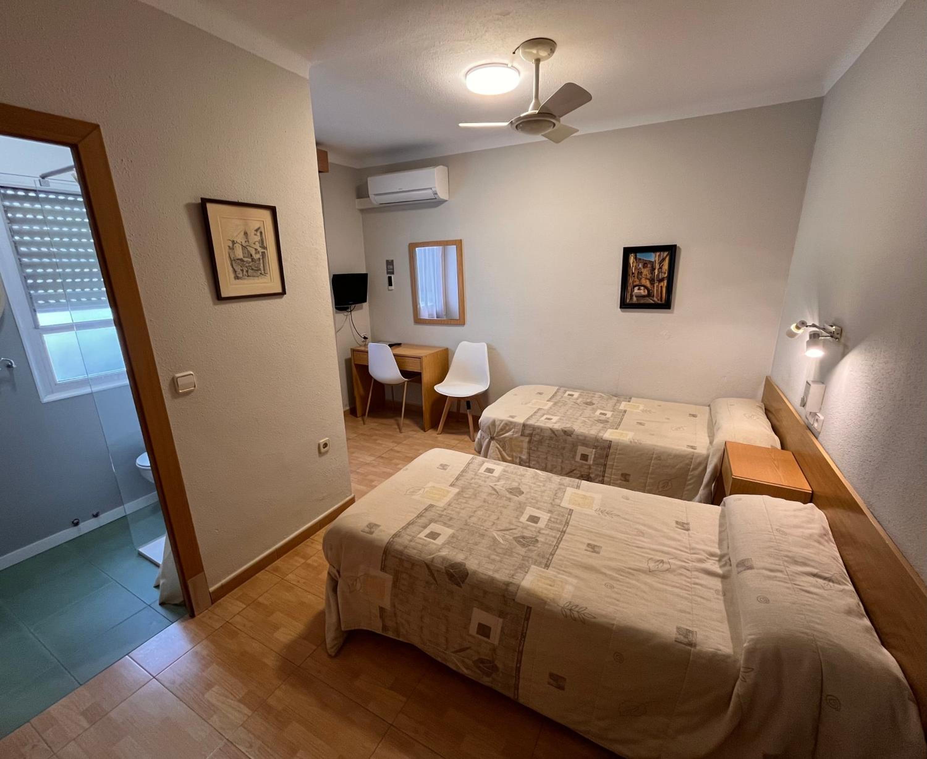 Twin Room with Shower - Photo 3