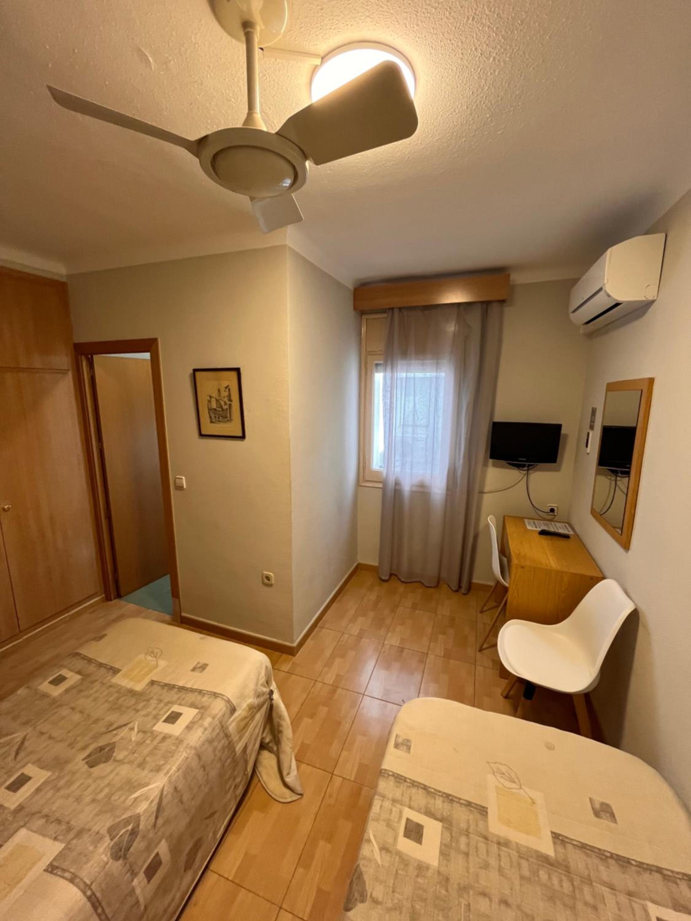 Twin Room with Shower - Photo 7