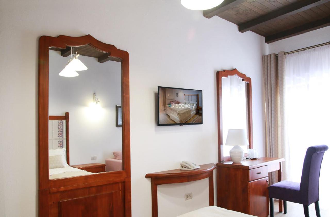 Deluxe Room (2 Adults + 1 Child) photo 3