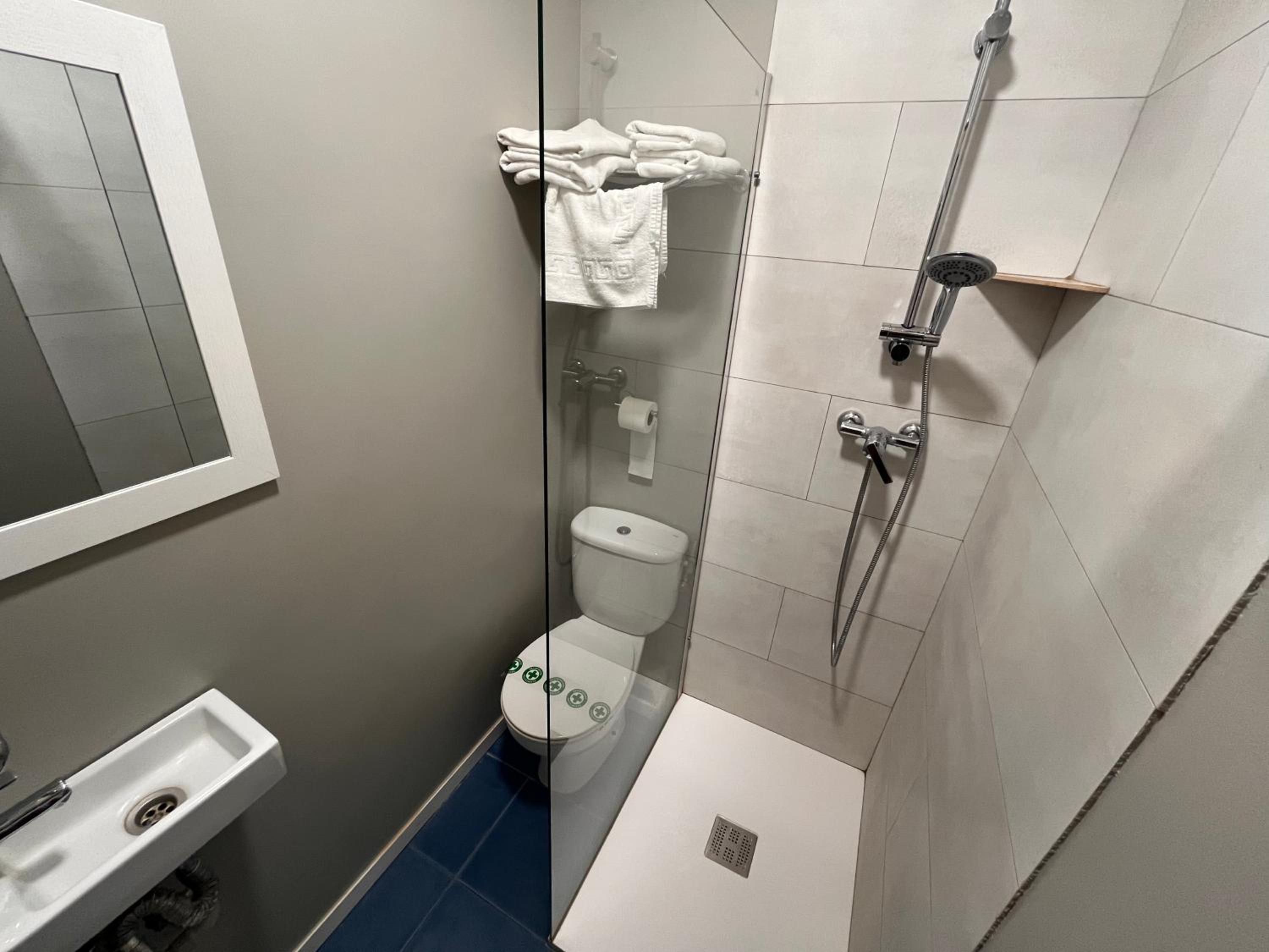 Twin Room with Shower - Photo 4