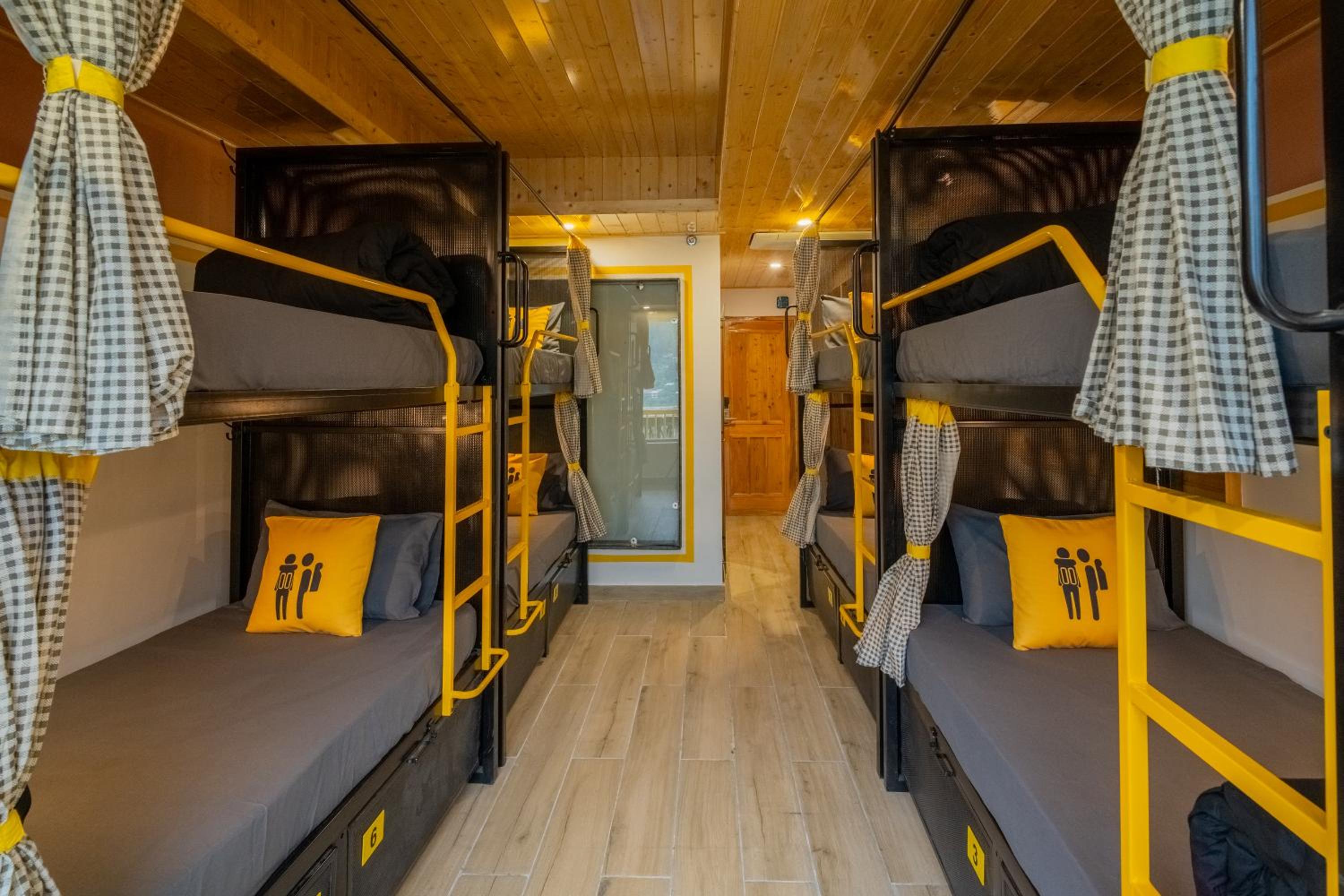  Bed in 8 Bed Mixed Dormitory with Balcony photo 1