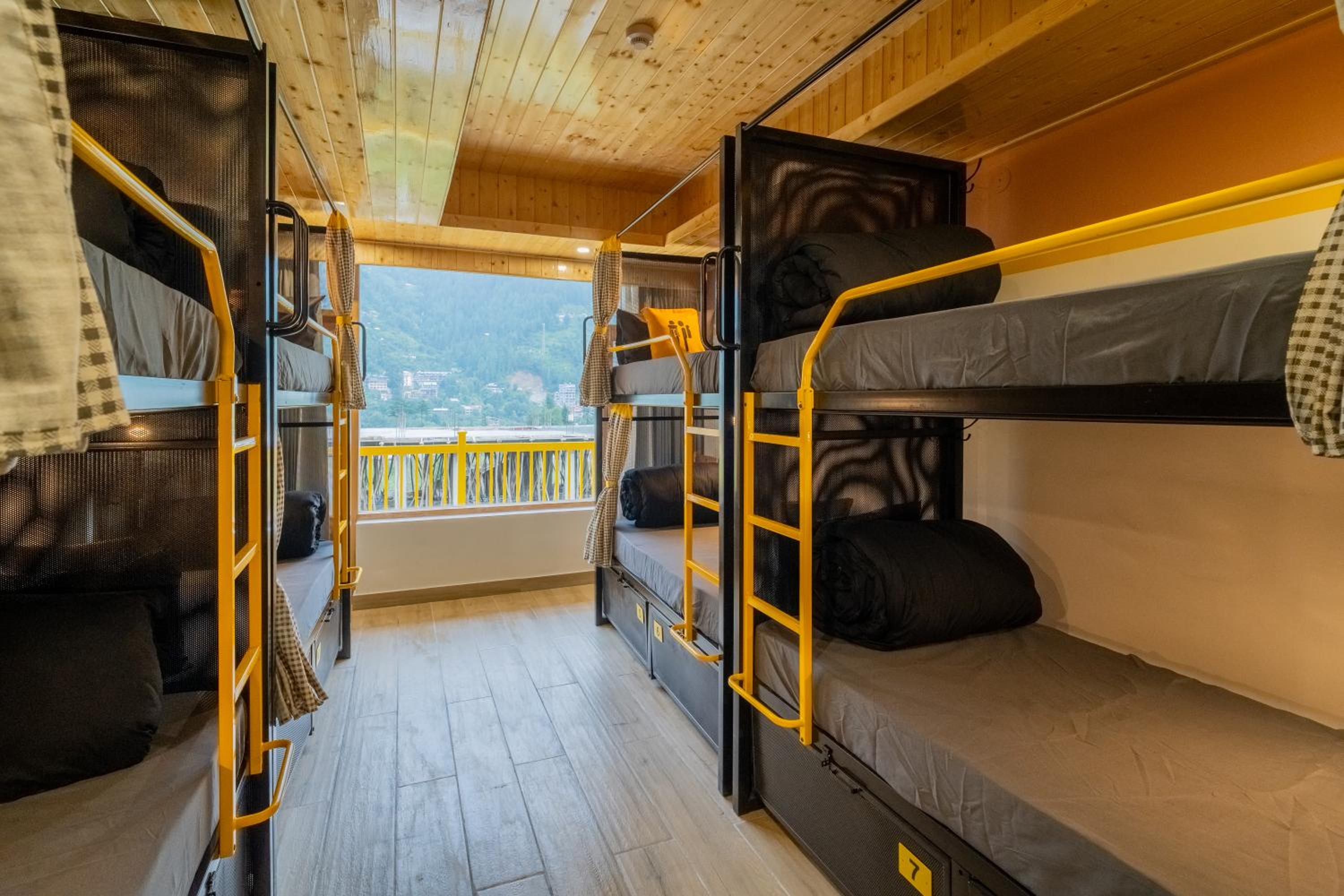  Bed in 8 Bed Mixed Dormitory with Balcony photo 3