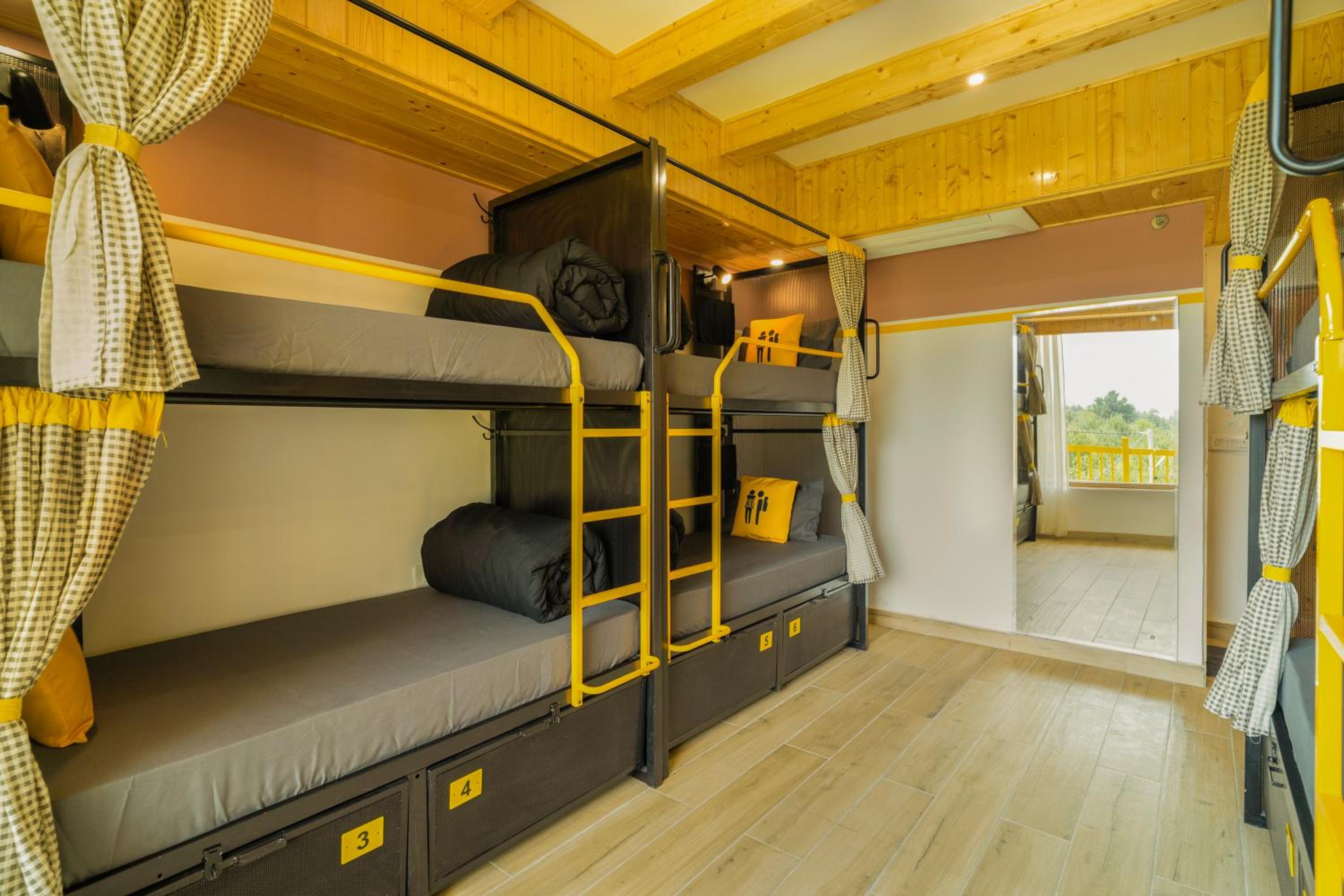Bed in 6 Bed Mixed Dormitory with Balcony and Valley View photo 3