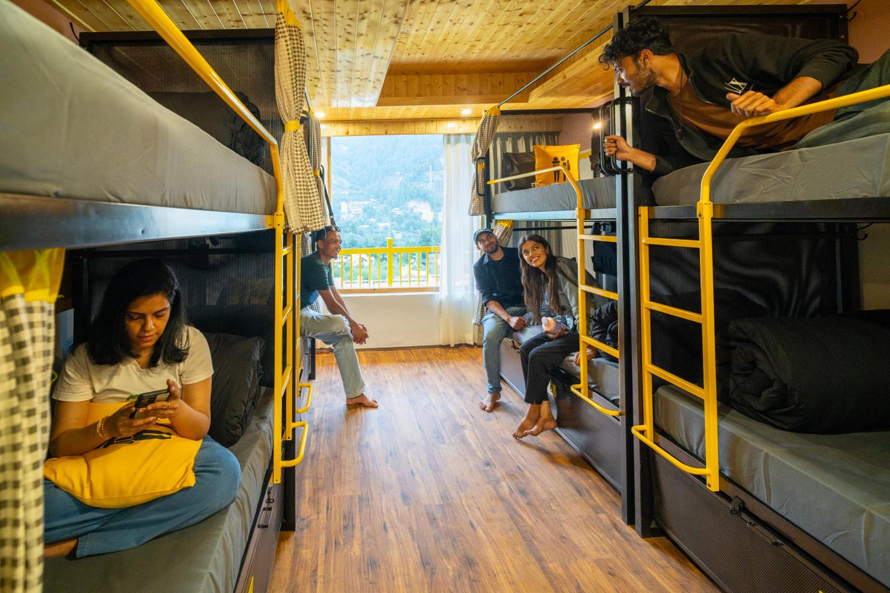  Bed in 8 Bed Mixed Dormitory with Balcony photo 2