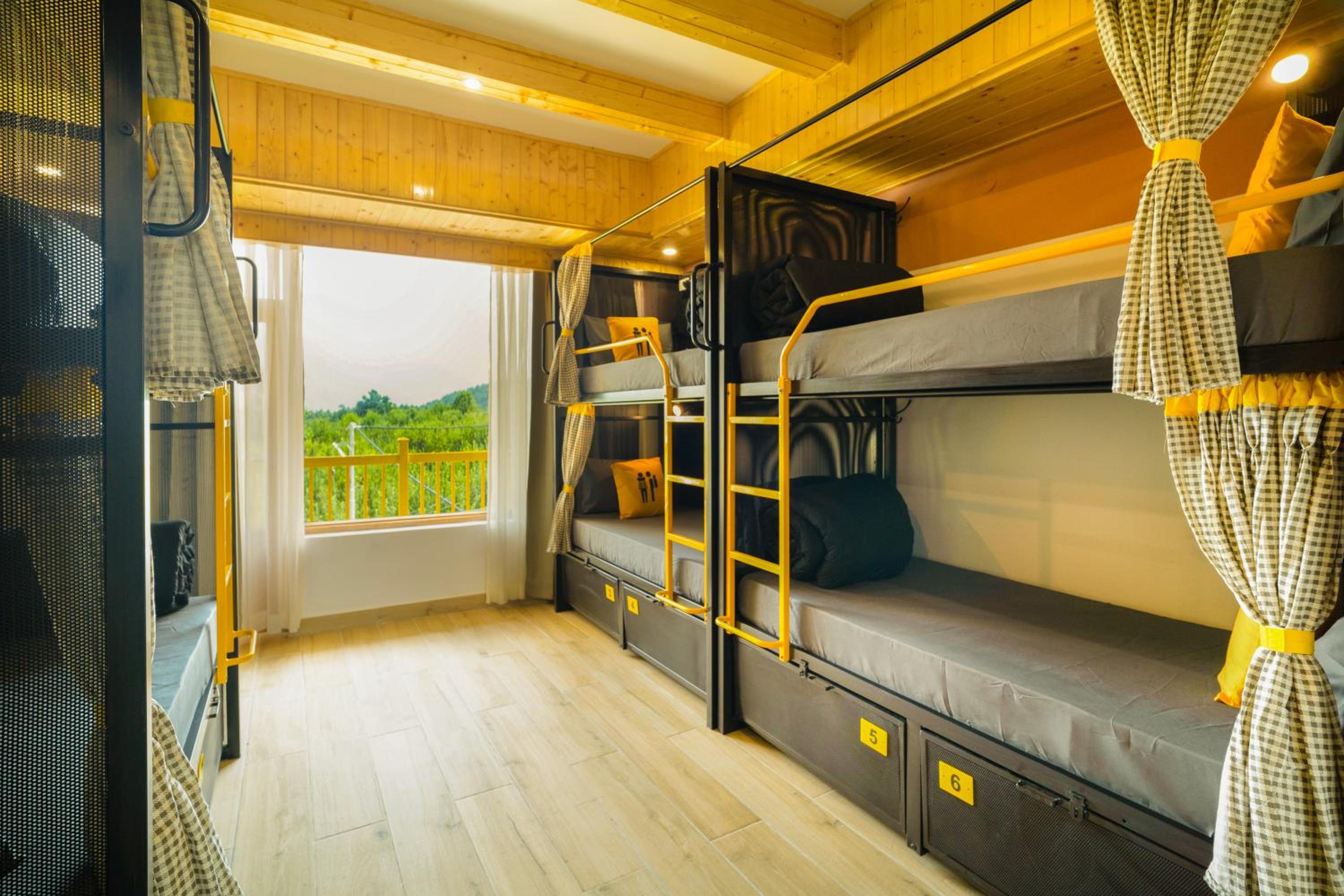Bed in 6 Bed Mixed Dormitory with Balcony and Valley View photo 1