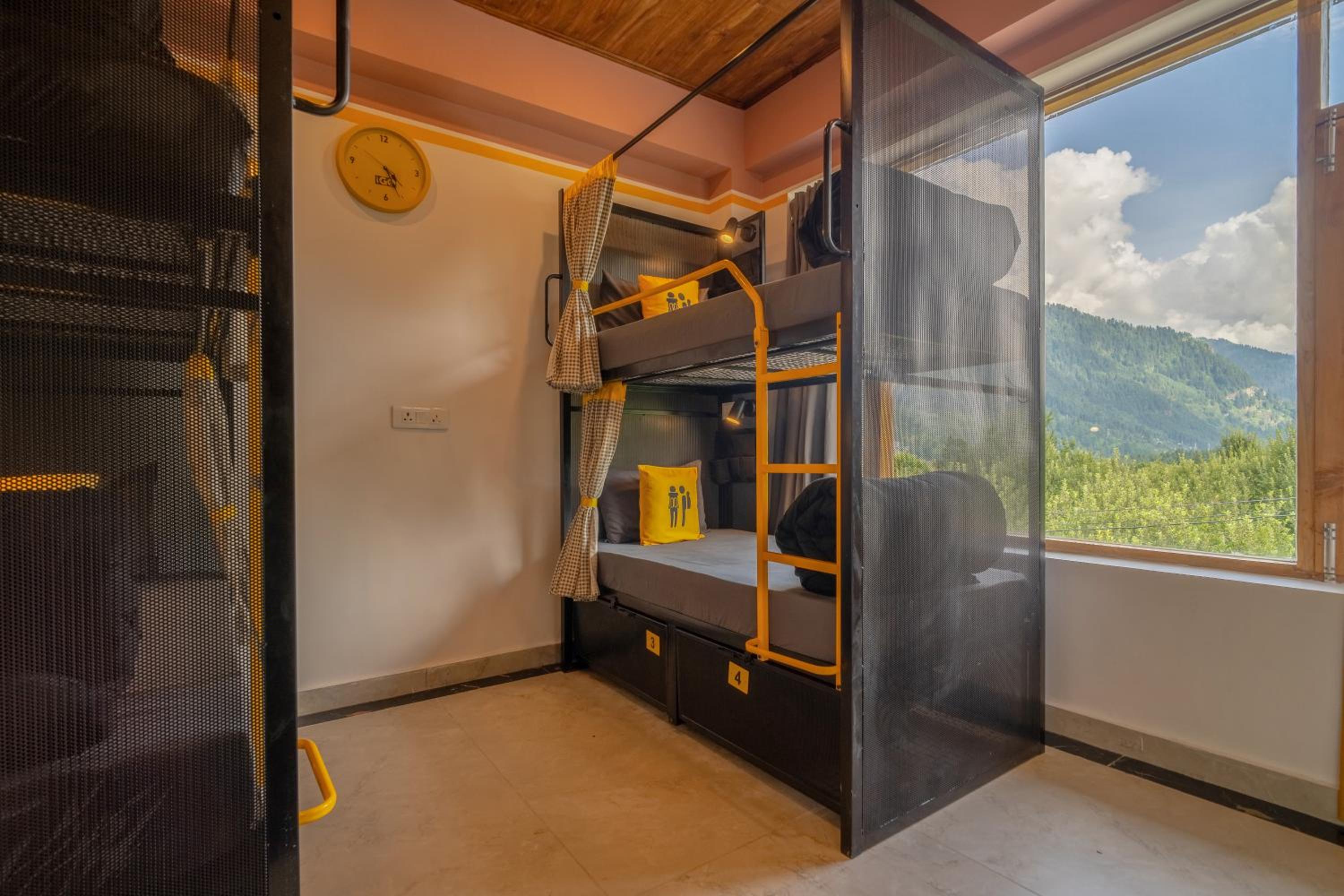 Bed in 4 Bed Mixed Dormitory with Valley View photo 3