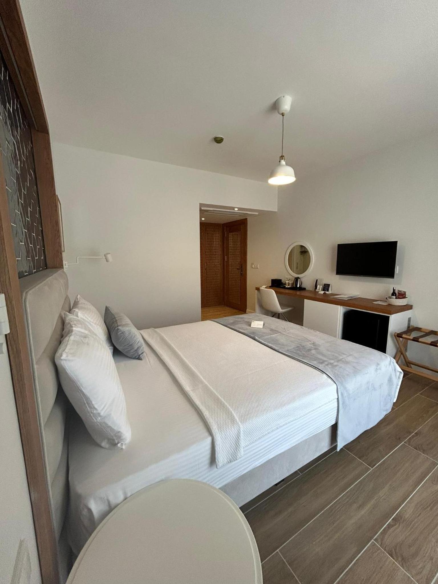 Double Room with Garden View - Photo 3