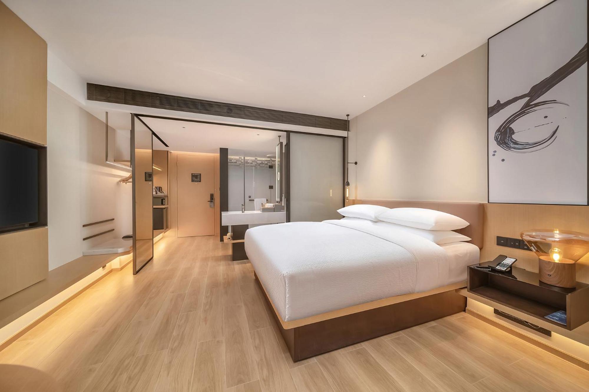 Superior King Room with Lake View photo 3