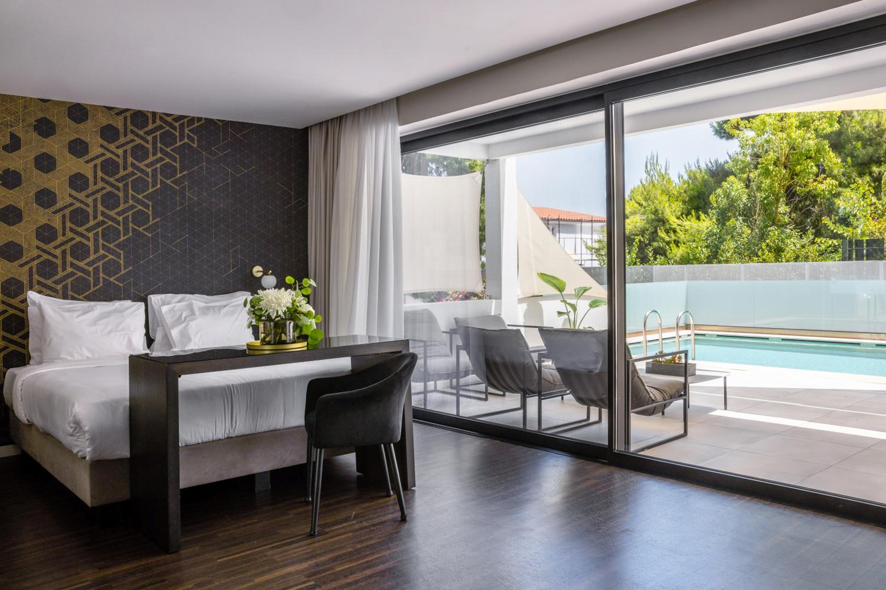 Signature Deluxe Suite with Private Pool photo 3