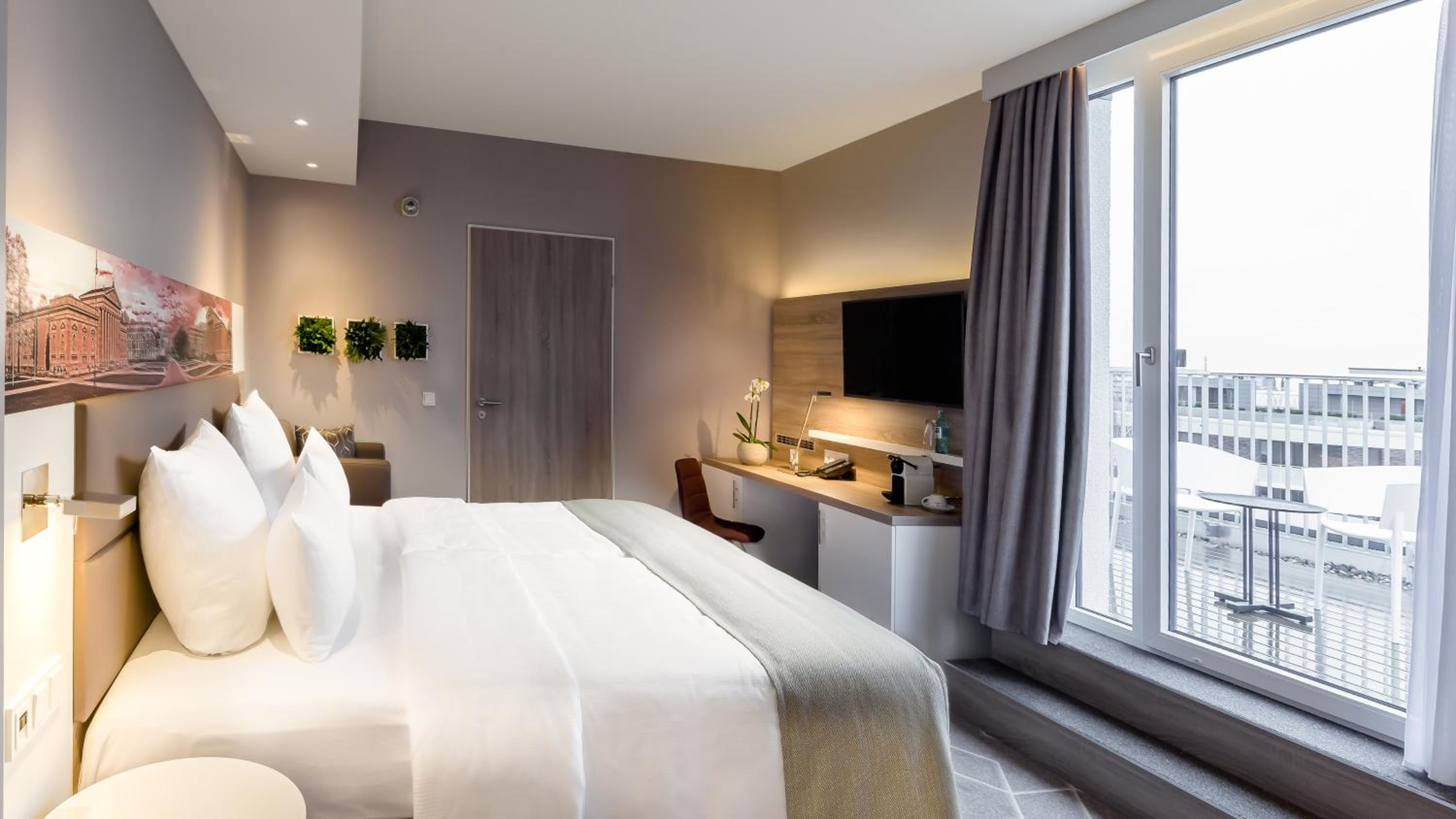 Premium Room With Terrace And Queen Bed photo 2