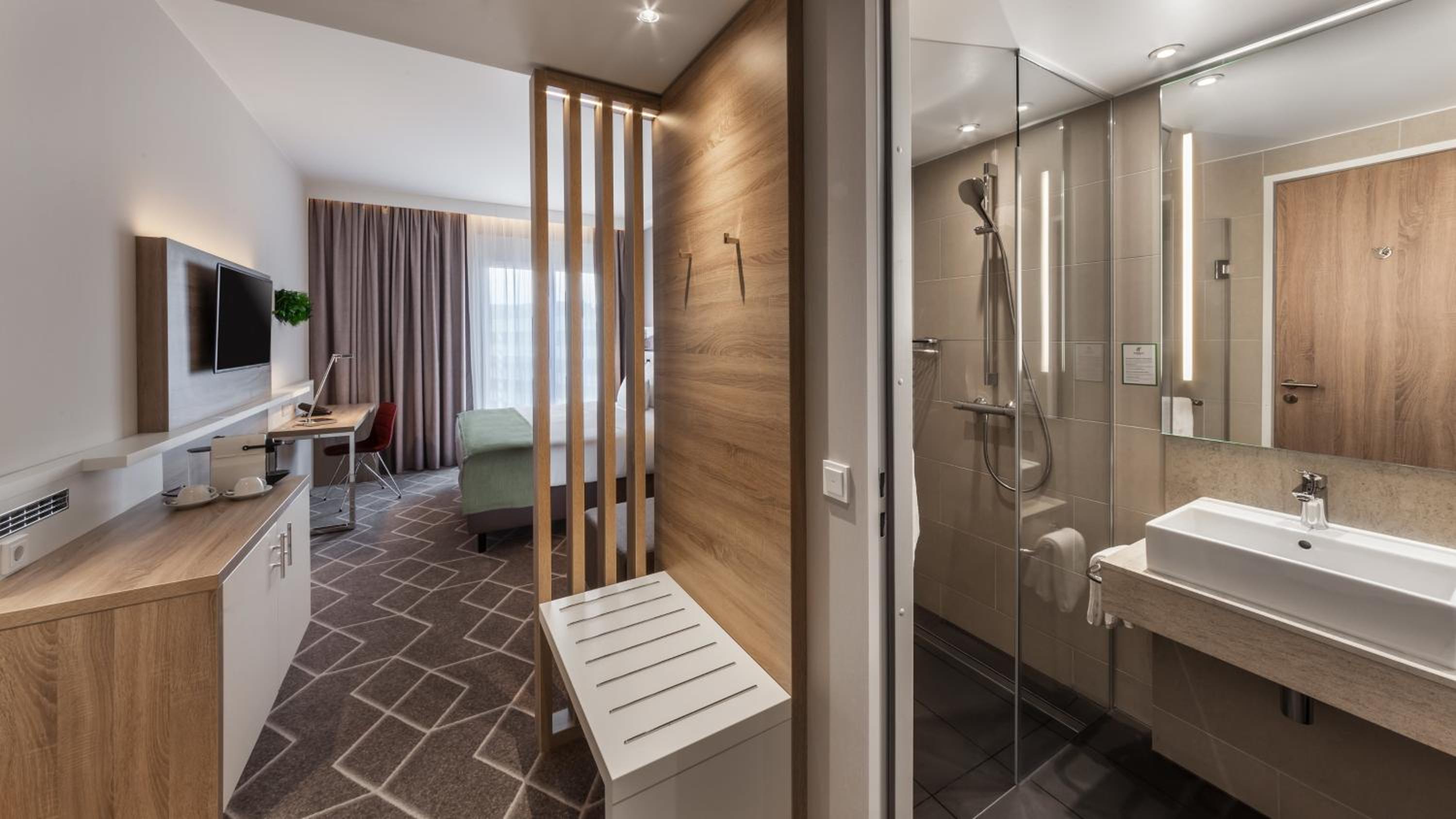Standard King Room - Photo 8
