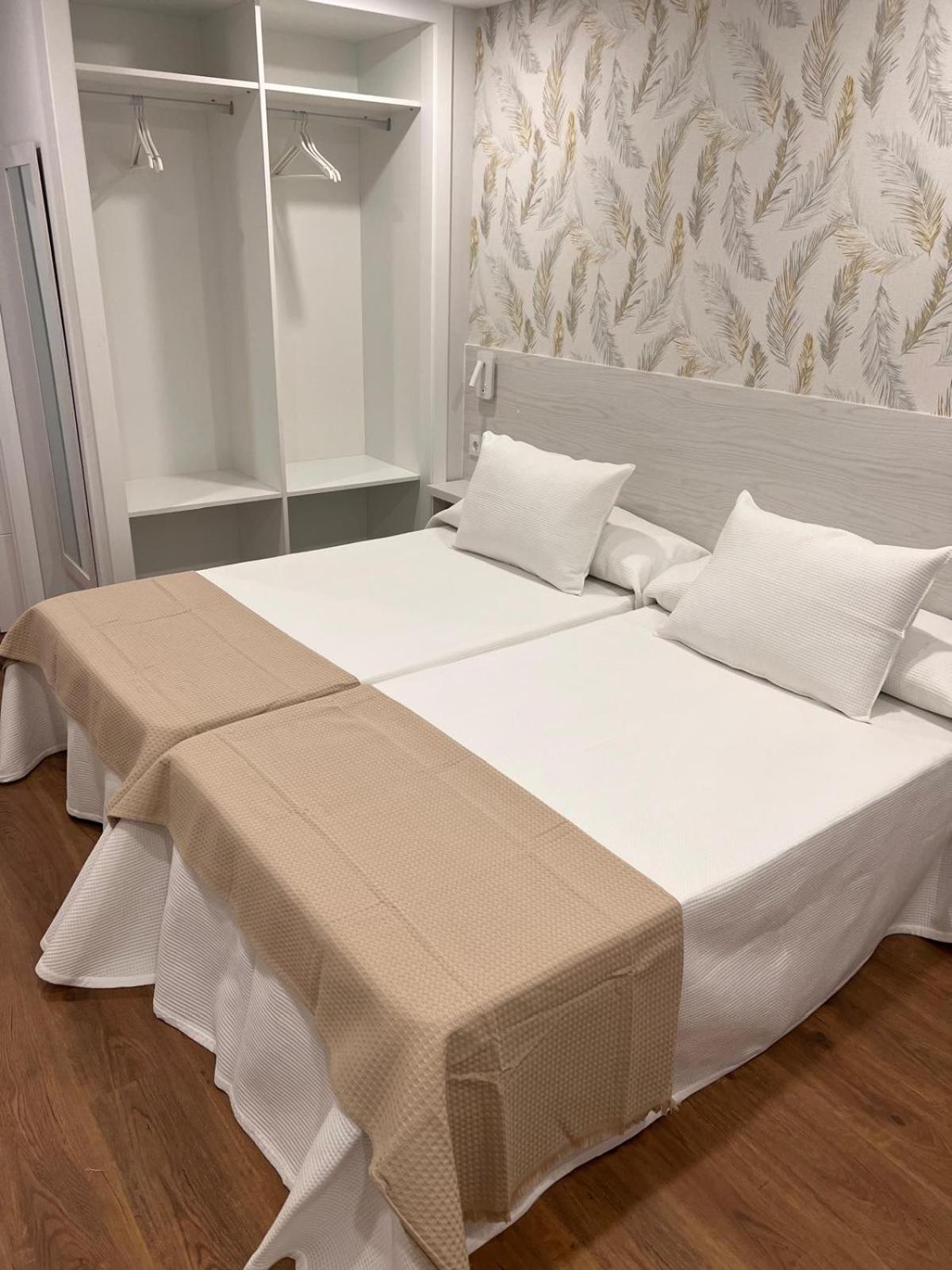 Double Room with Shared Bathroom photo 2