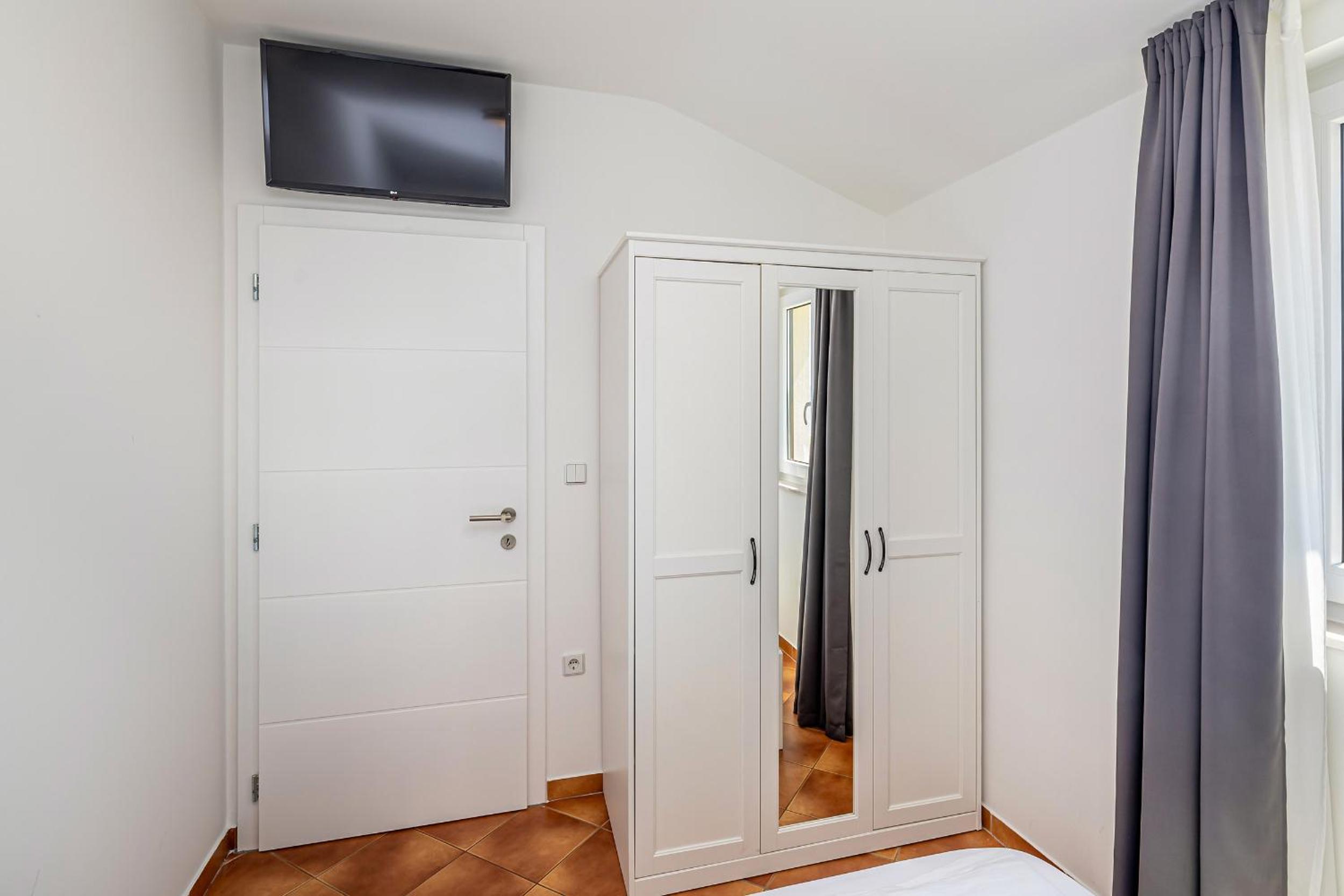 Two-Bedroom Apartment with Terrace - Photo 12