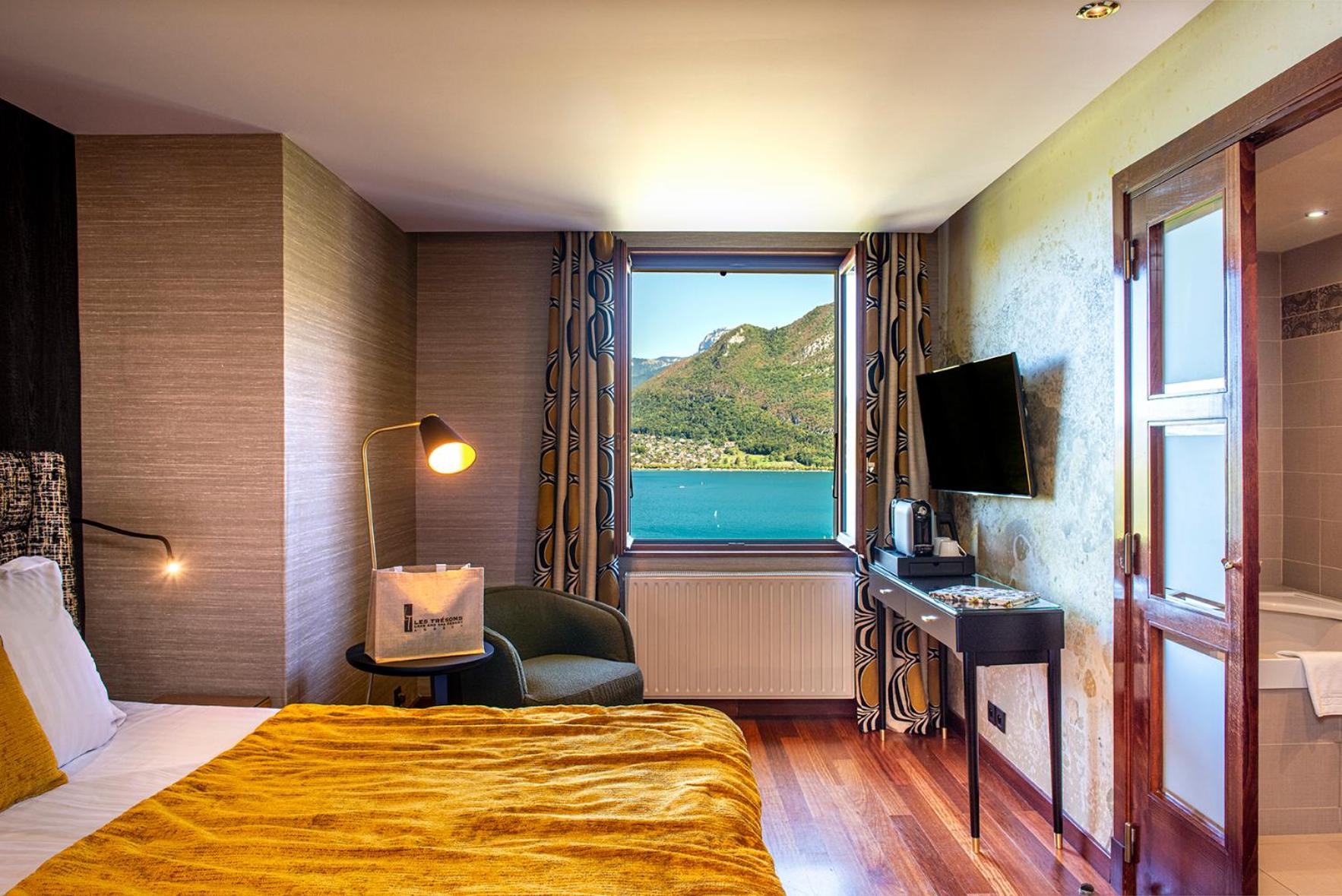 Deluxe Room - Lake side - Double or Twin beds photo 1