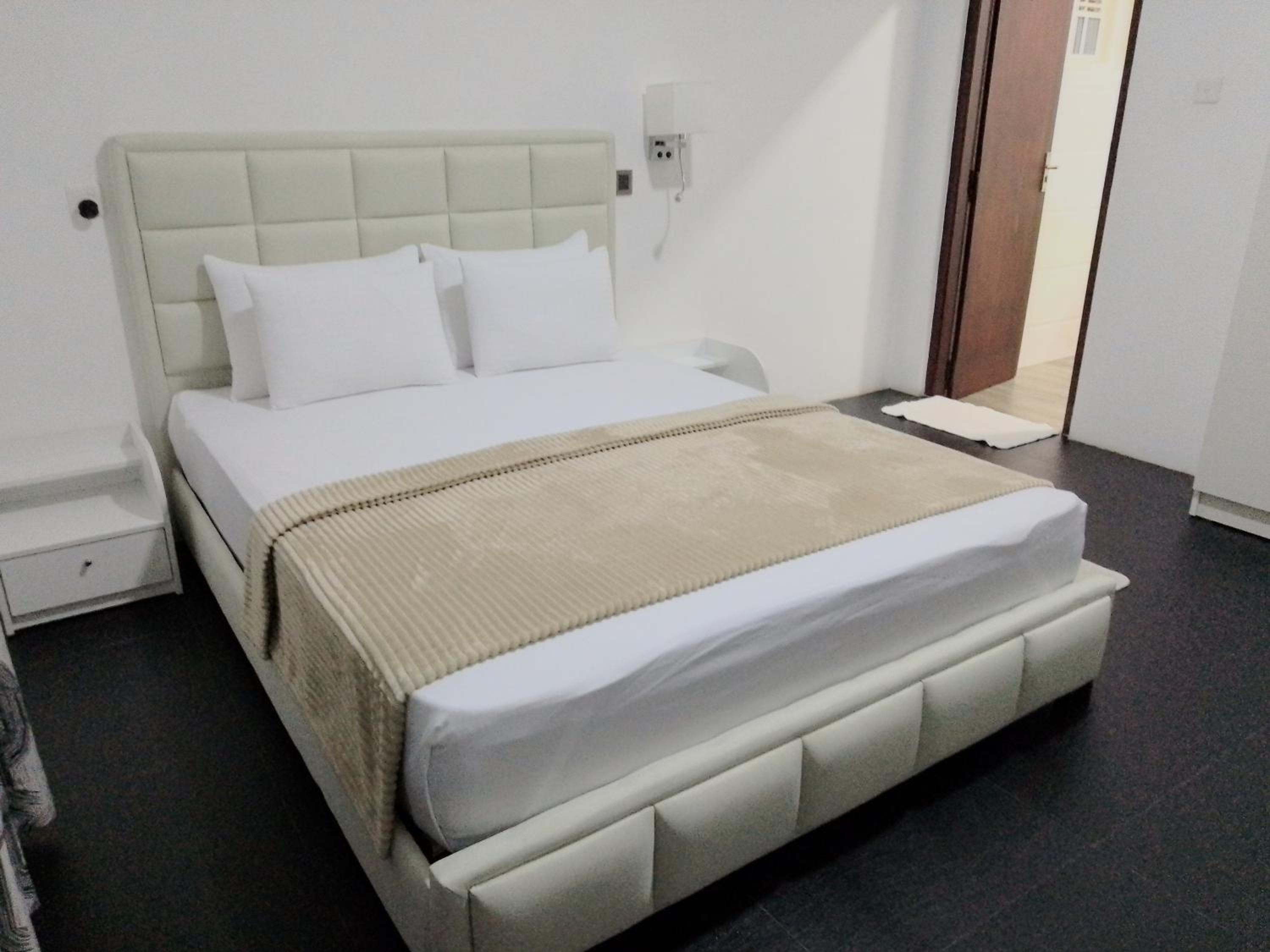 Deluxe Queen Room