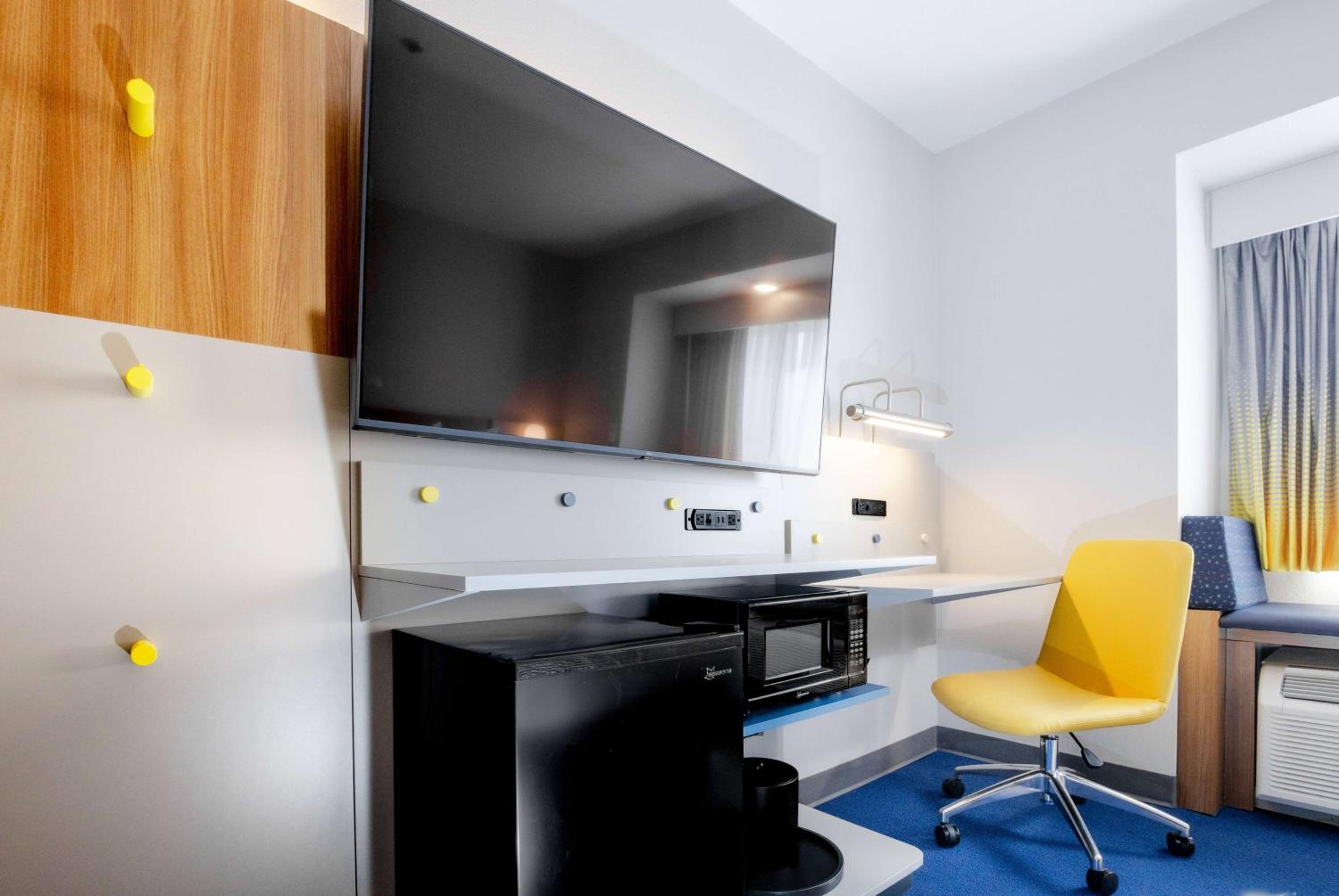 Queen Room - Hearing Accessible/Non-Smoking photo 2