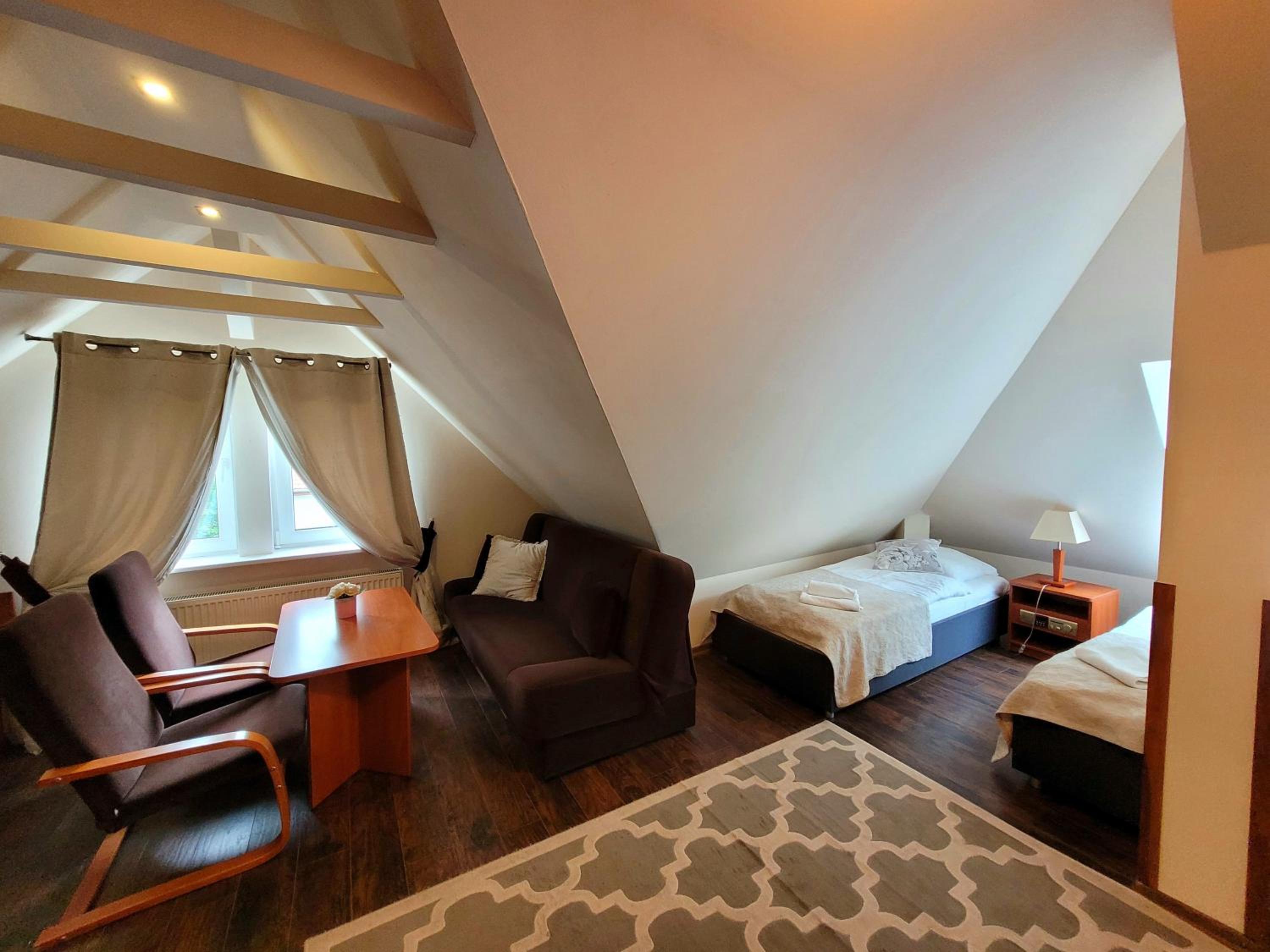 Twin Room- Attic - Photo 5