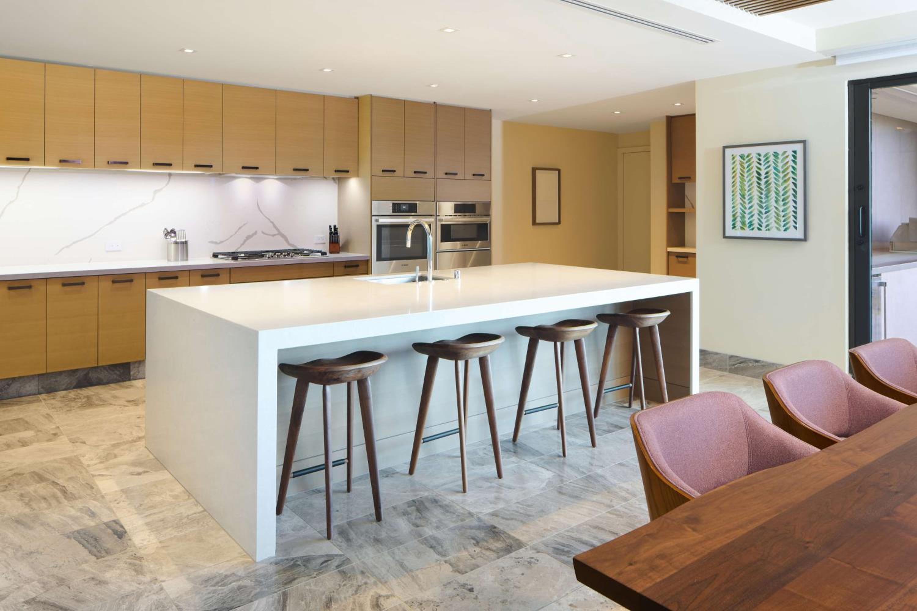 Three-Bedroom Ilikai Penthouse Villa with Ocean View, Two King and Two Queen Beds